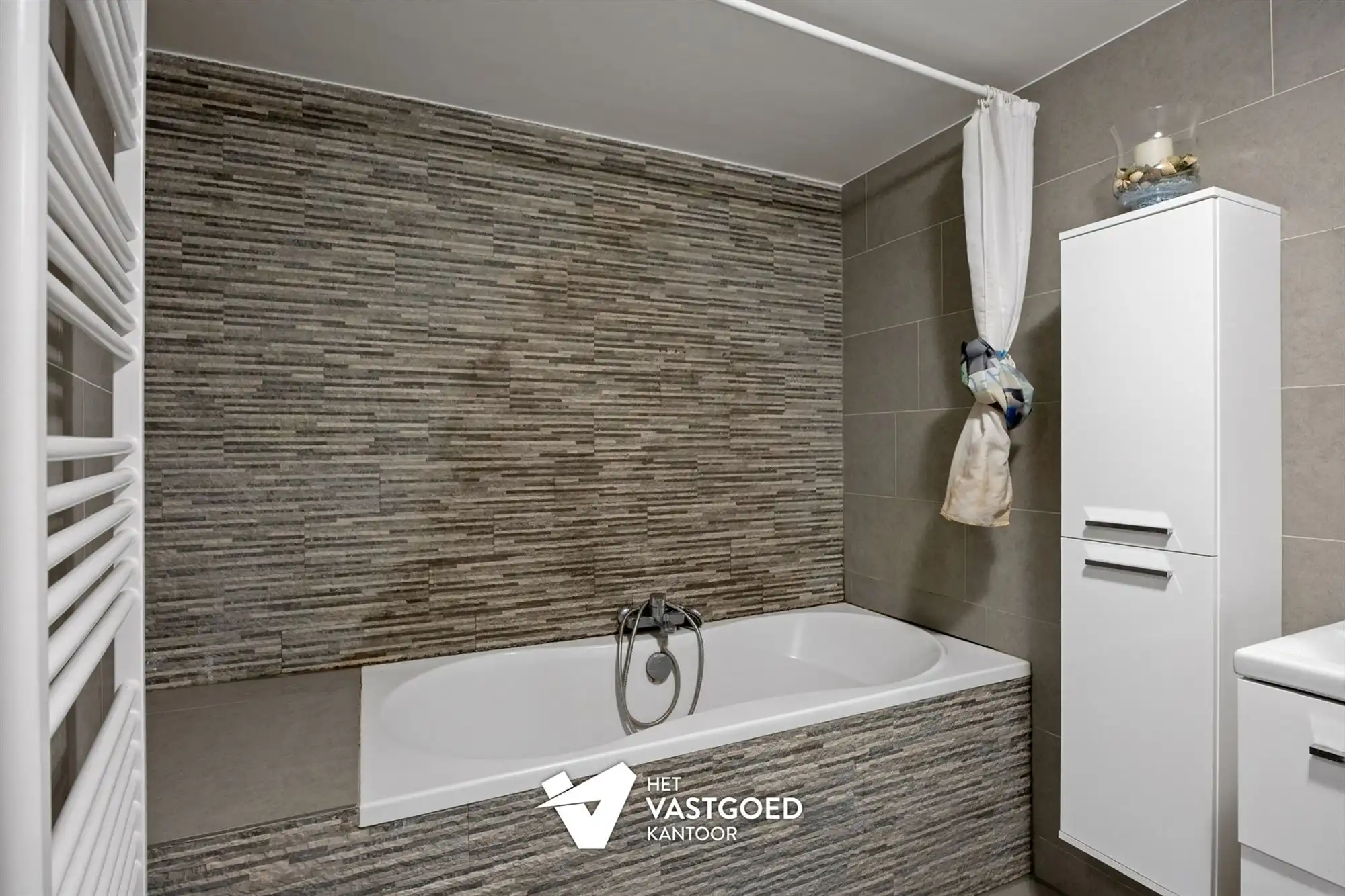 PERFECT ONDERHOUDEN GELIJKVLOERS APPARTEMENT (146M²) MET 3 SLAAPKAMERS EN TERRAS TE HASSELT foto 13