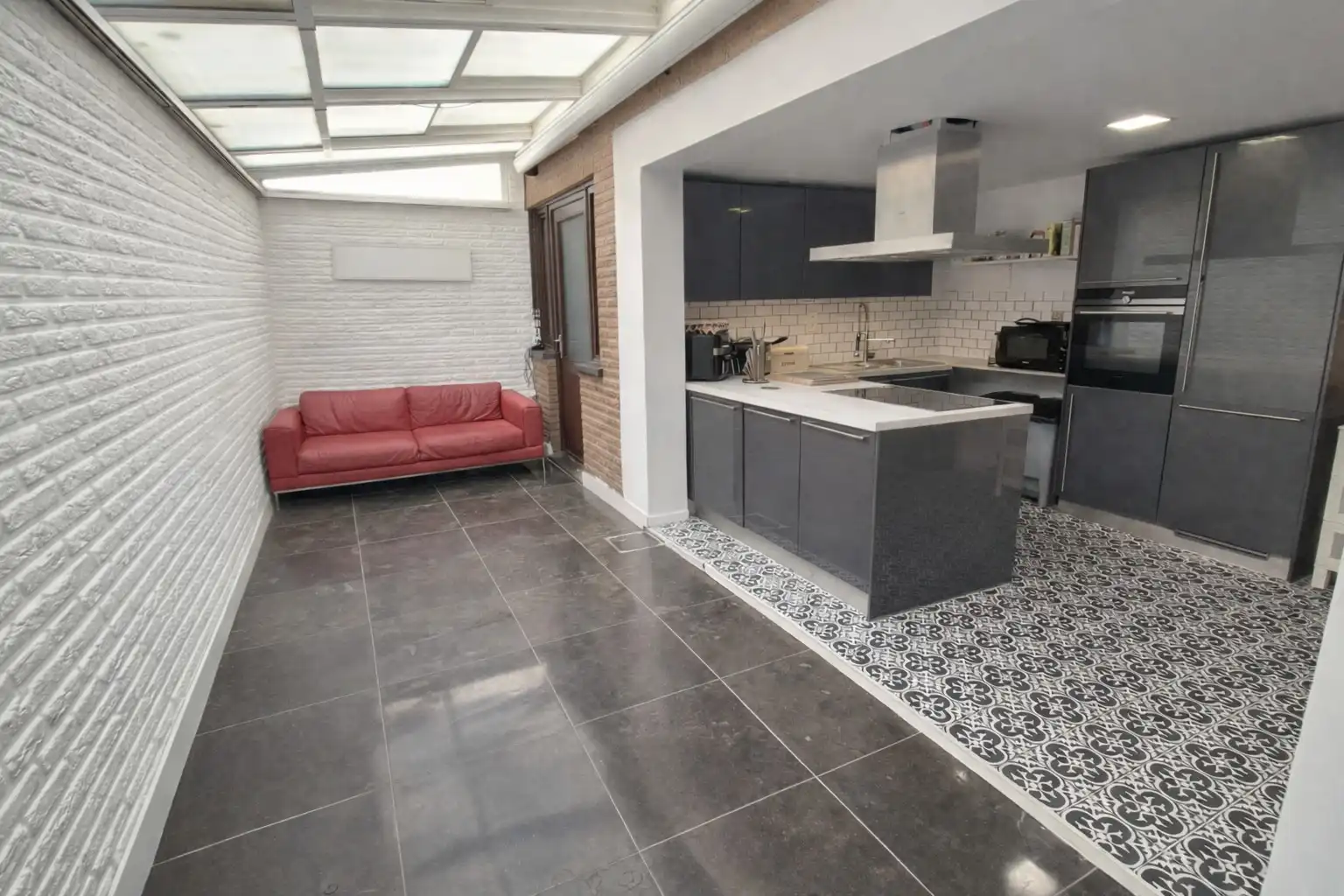 Prachtig gerenoveerde halfopen woning met 4 slaapkamers en garage nabij de Spuikom! foto 3