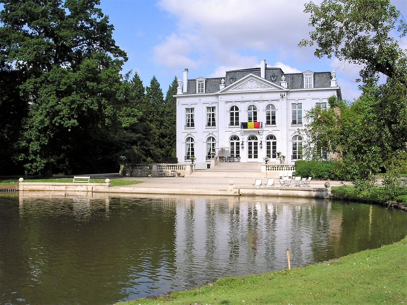 prachtig KASTEEL in voormalig voorouderlijk domein Belgische Koninklijke Familie foto {{pictureIndex}}