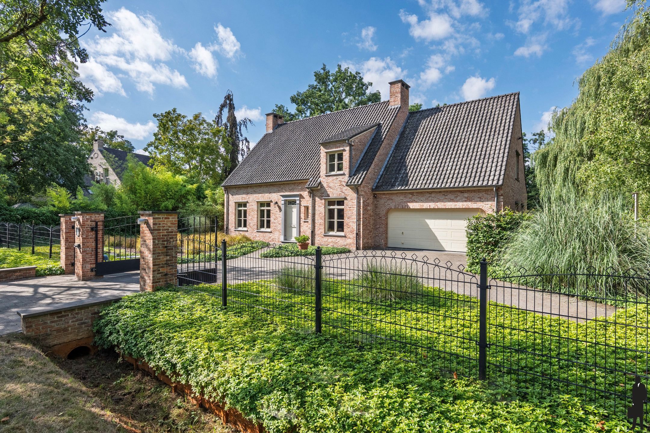 Ruime villa met aangelegde tuin foto {{pictureIndex}}