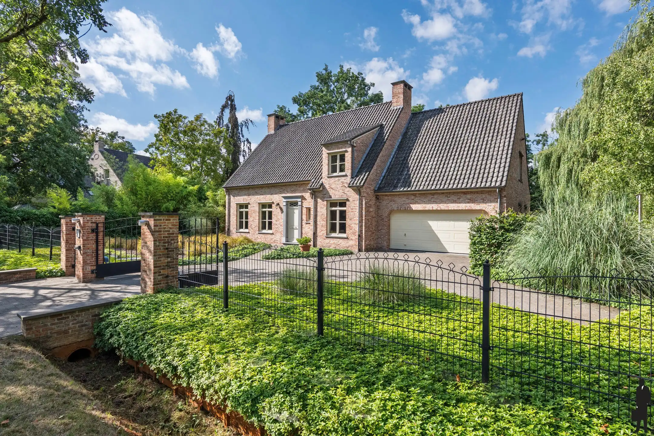 Ruime villa met aangelegde tuin foto 2