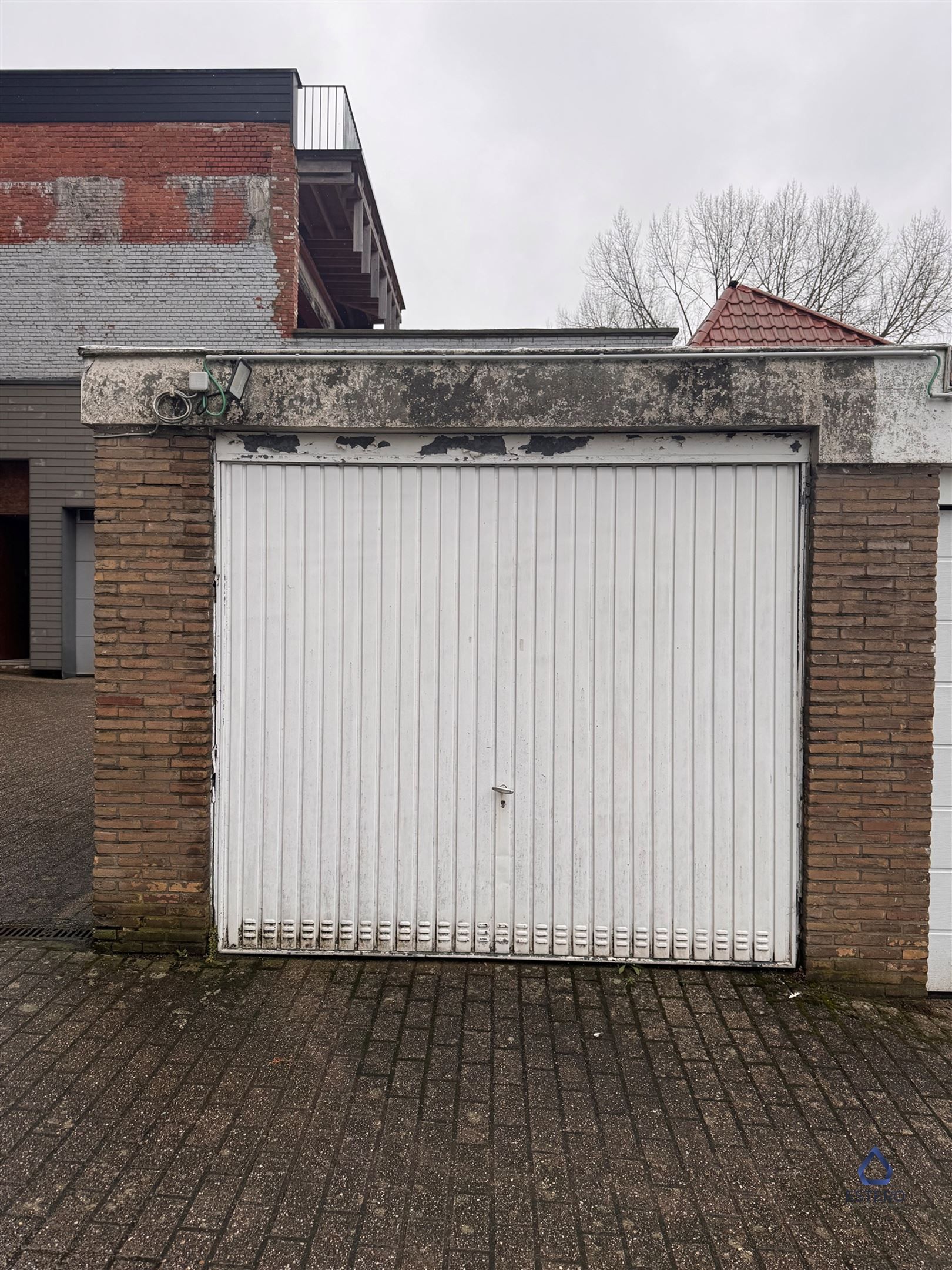 Gesloten garagebox foto {{pictureIndex}}