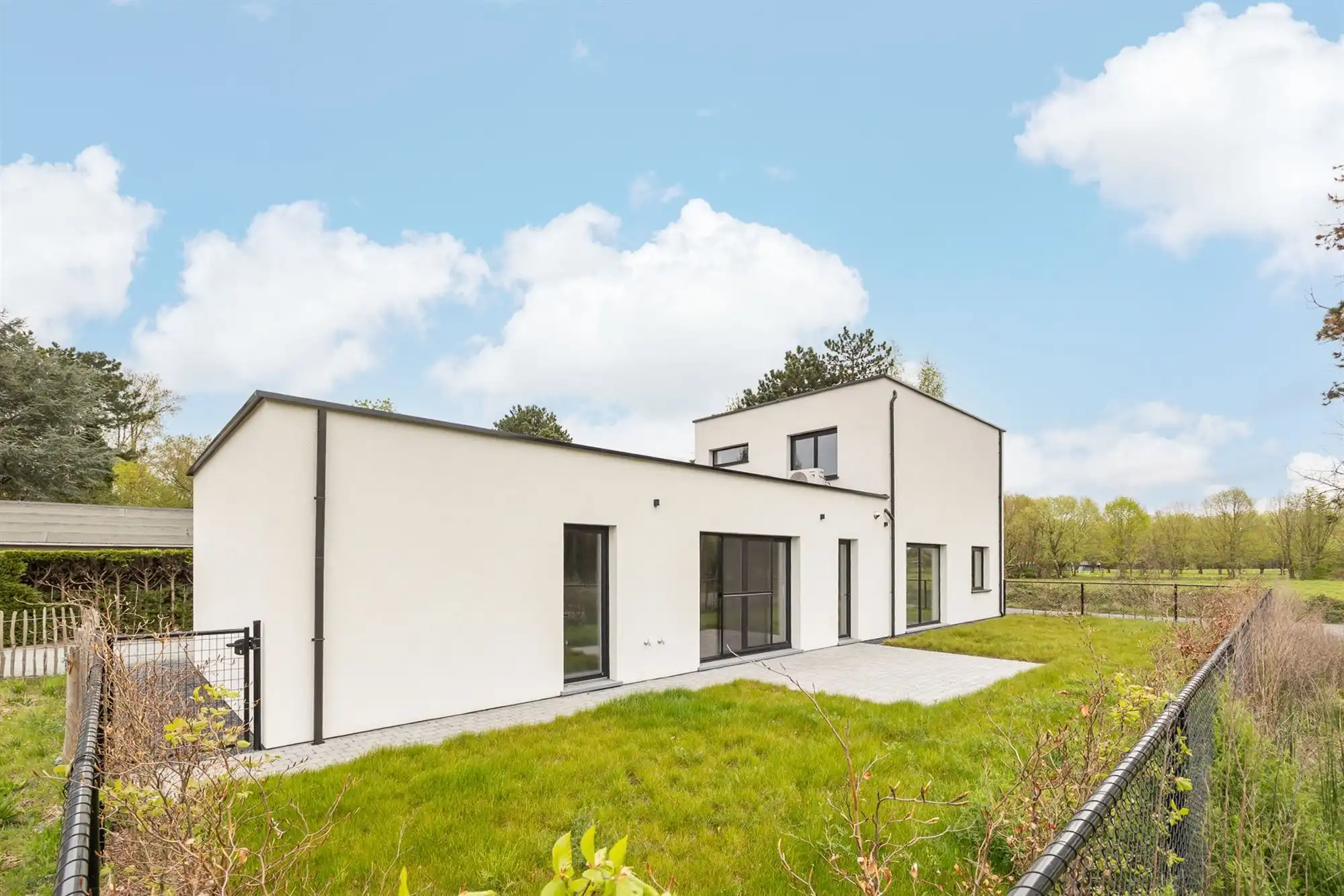 Energiezuinige open bebouwing met landelijk zicht foto {{pictureIndex}}