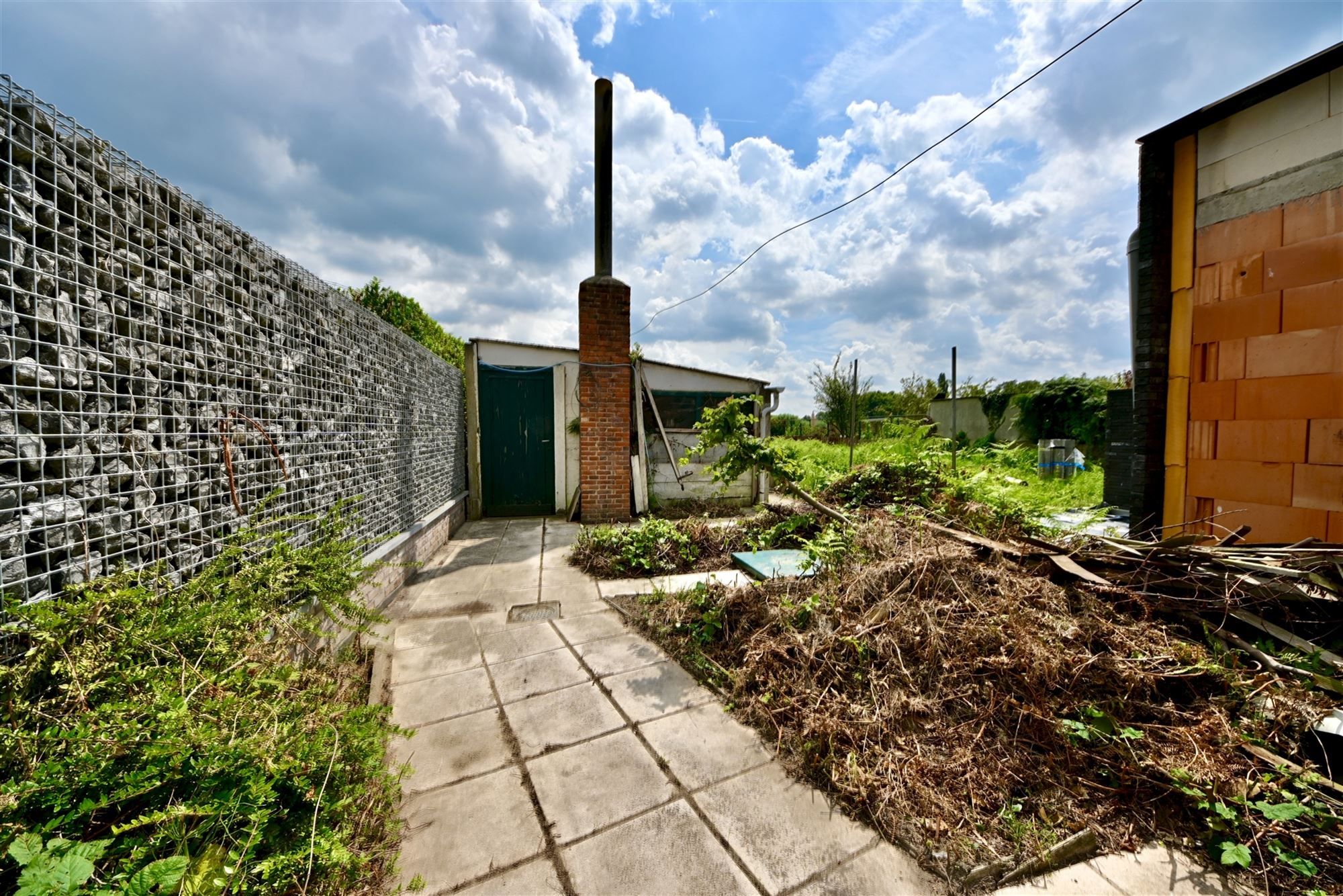 Te renoveren woning met 2 (mogelijk 3) slaapkamers en tuin. foto 16