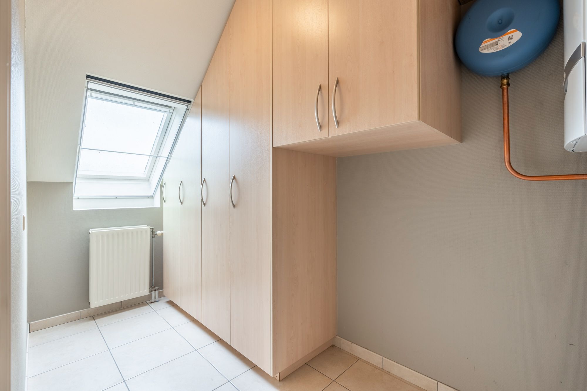 Perfect onderhouden en instapklaar triplex appartement met privatieve inkomhal, aangename woonkamer, praktische keuken, 2 ruime slaapkamers en fijn zonneterras! Het appartement is rustig gelegen vlak aan het centrum van Peer. foto 30