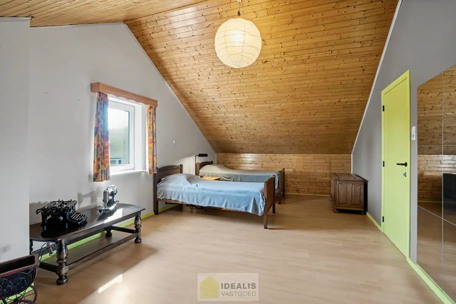 IDEALIS VASTGOED – ROYALE, INSTAPKLARE EN ZEER GOED ONDERHOUDEN GEZINSWONING OP EEN RUSTIG PERCEEL VAN 8A 44CA MET 4 KNAPPE SLAAPKAMERS, RUIME GOED UITGERUSTE BADKAMER, RECENT GERENOVEERDE KEUKEN, HEERLIJKE VERANDA EN VRIJSTAANDE CARPORT - De woning omvat maar liefst +- 225m² bewoonbare oppervlakte met een ruime lichtrijke woonkamer, uitgeruste recent gerenoveerde keuken, 4 slaapkamers, ruime badkamer voorzien van ligbad en inloopdouche, hobbykamer/werkplaats en vrijstaande carport met achterliggende fietsenberging. foto 16