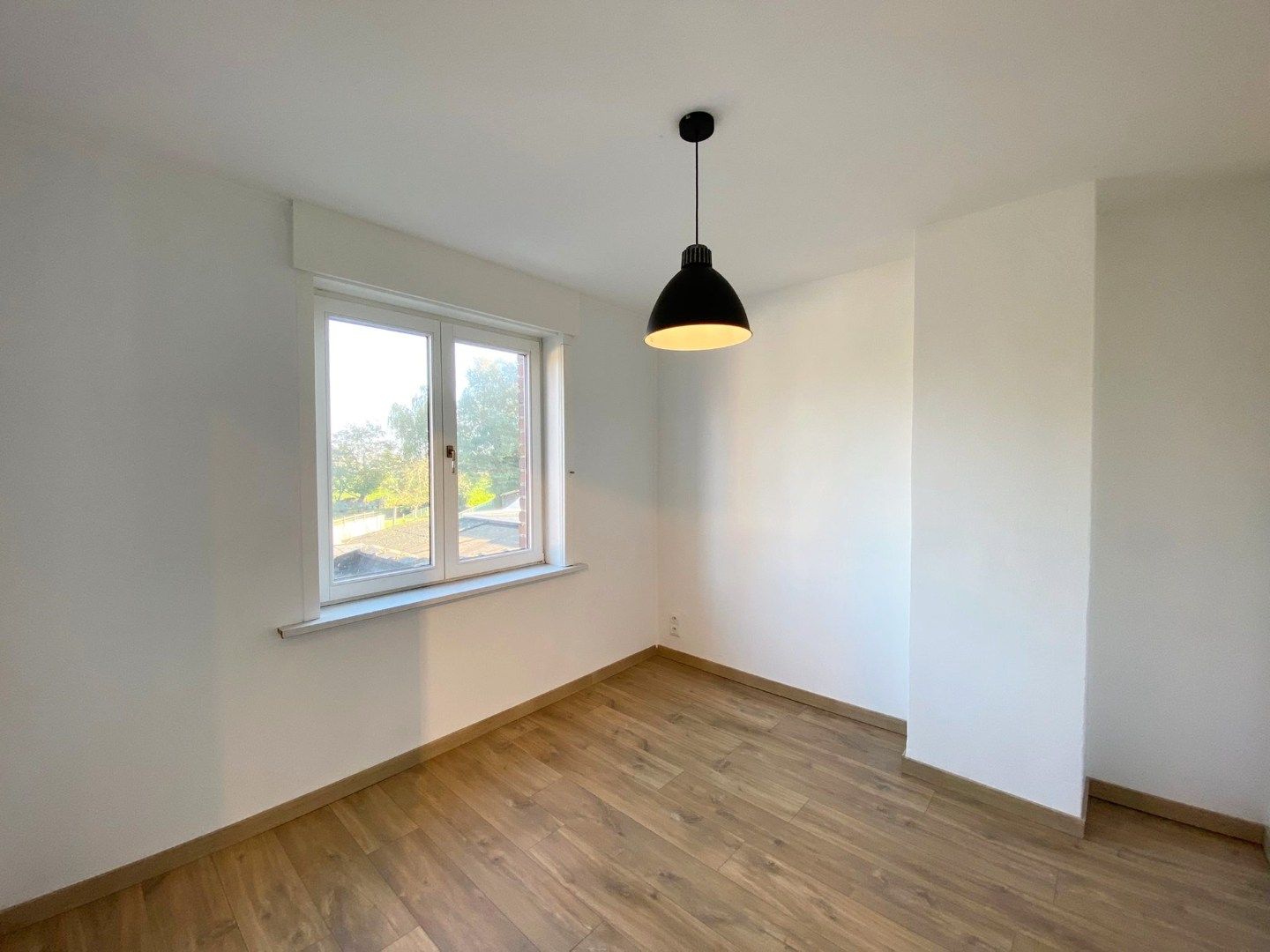 GERENOVEERDE EN INSTAPKLARE RIJWONING MET 3 SLAAPKAMERS EN TUIN foto 7