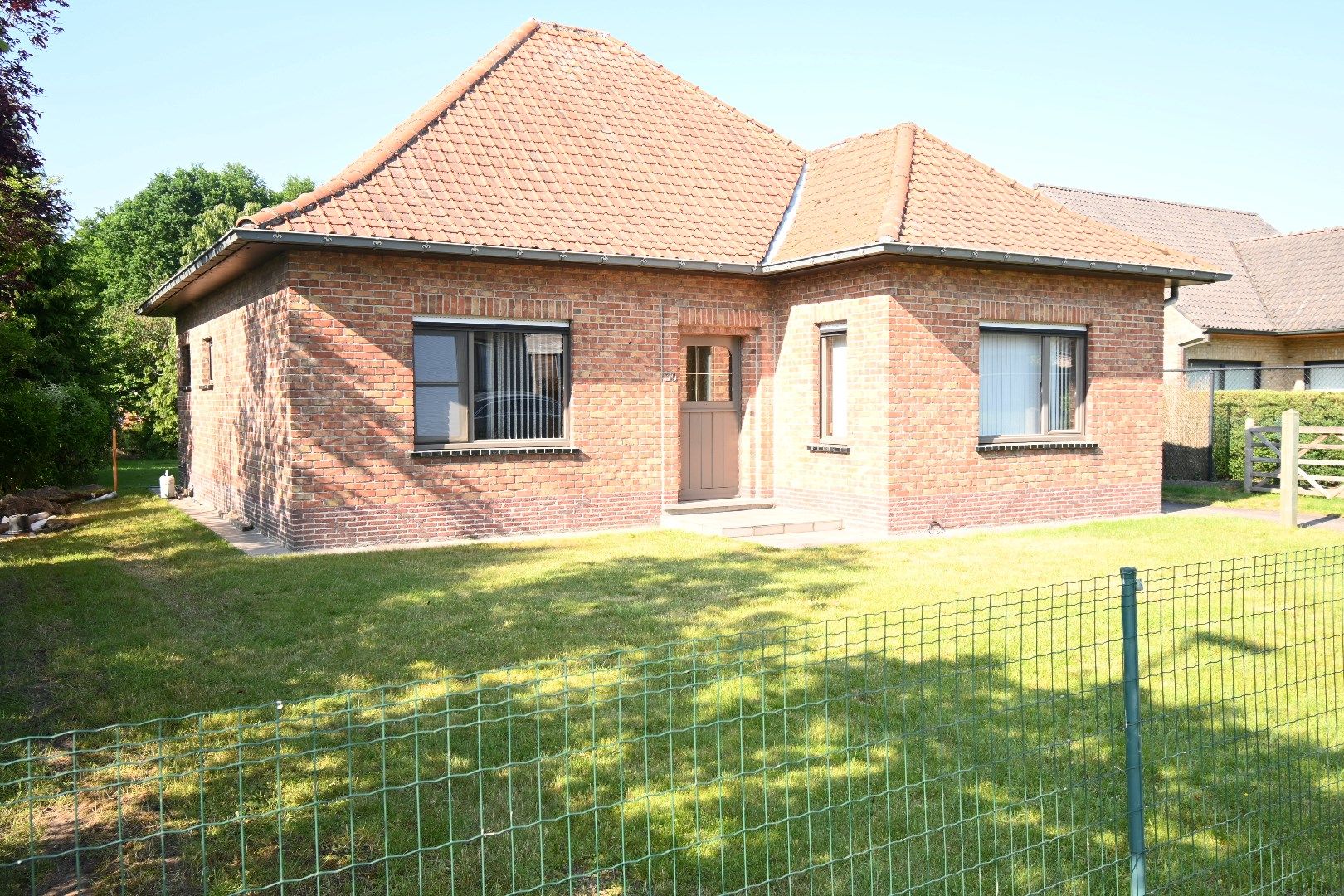Rustig gelegen alleenstaande woning met tuin foto {{pictureIndex}}