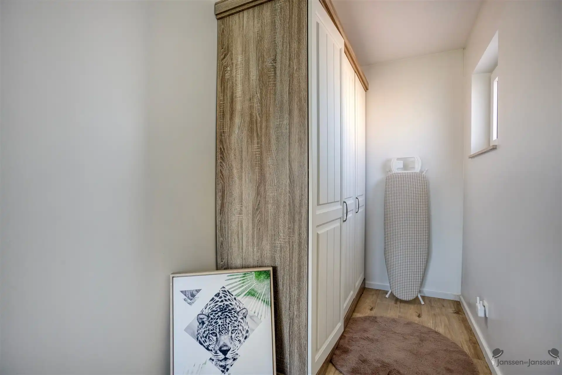 Volledig gerenoveerde HOB op topligging aan rustig pleintje te Genk foto 16