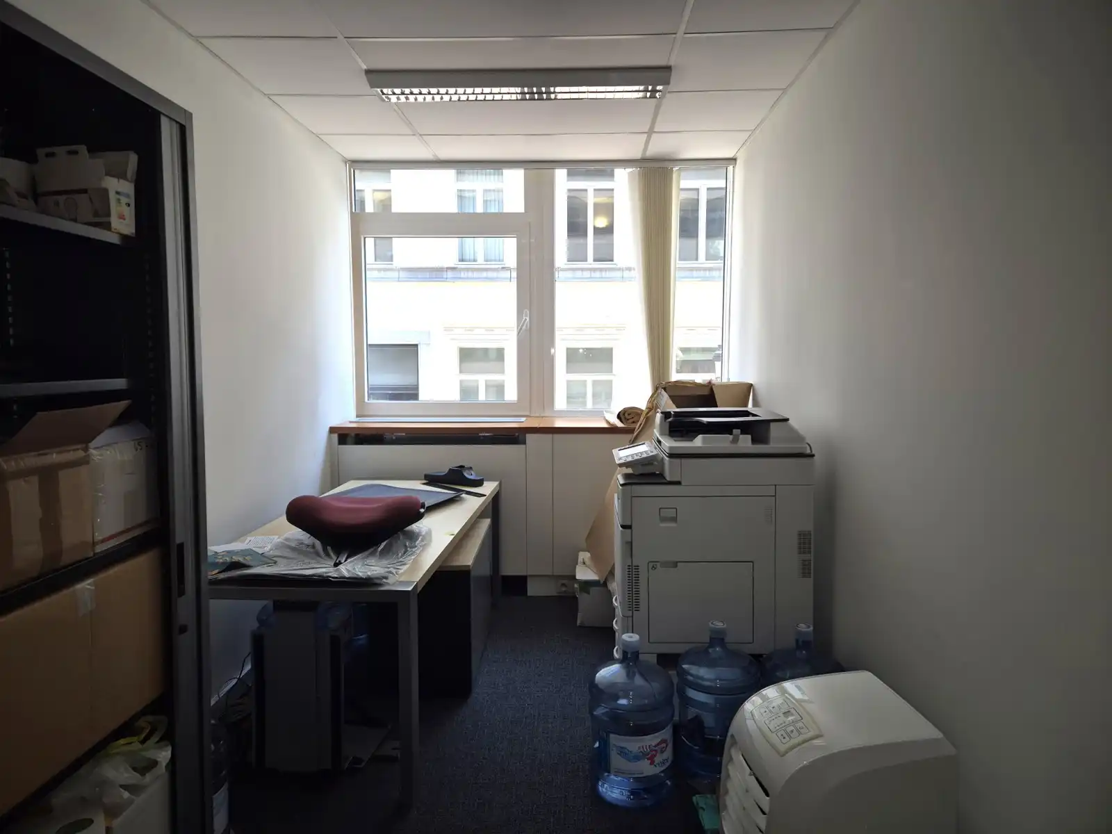 Ruime kantoorruimte met aparte bureaus in het centrum  foto 10