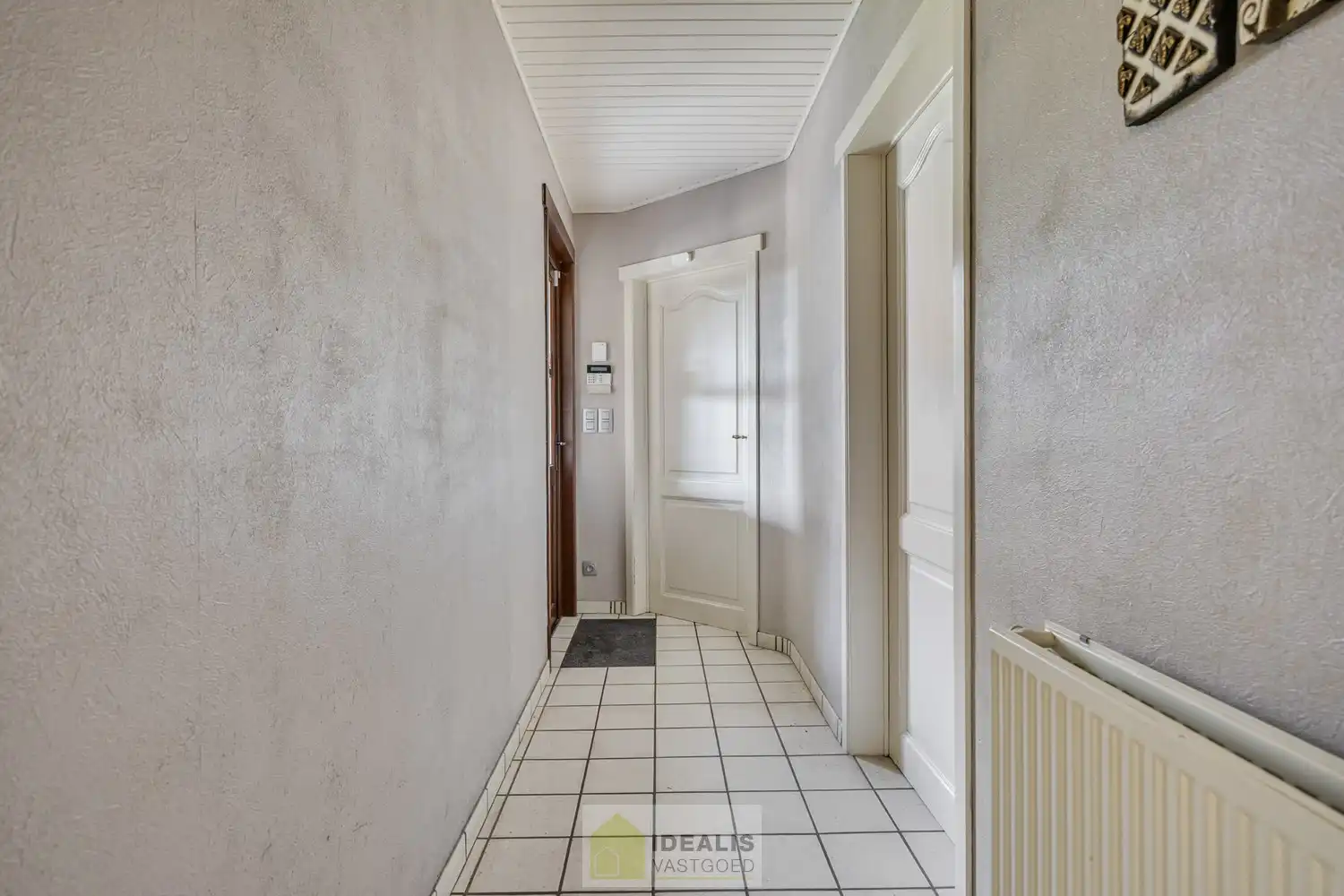 IDEALIS VASTGOED – INSTAPKLARE EENGEZINSWONING MET 4 SLAAPKAMERS EN EEN BEWOONBARE OPPERVLAKTE VAN +- 195M² OP EEN PERCEEL VAN +- 9A 20CA IN KLEINE-BROGEL (PEER). De woning is gelegen vlak bij de dorpskern van het gezellige kleine-Brogel en op enkele minuten verwijderd van de centra van Peer, Kaulille, Bocholt en Pelt. Ideaal voor zij die op zoek zijn naar een ruime instapklare woning met 4 slaapkamers!! foto 18