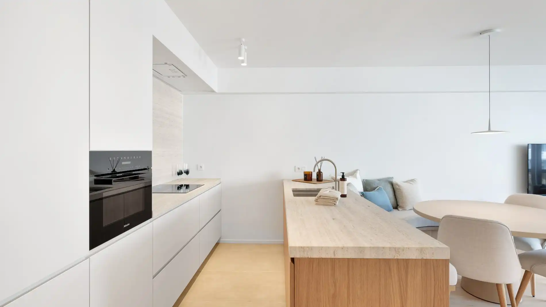 Centraal gelegen, volledig gerenoveerd appartement met drie slaapkamers. foto 3