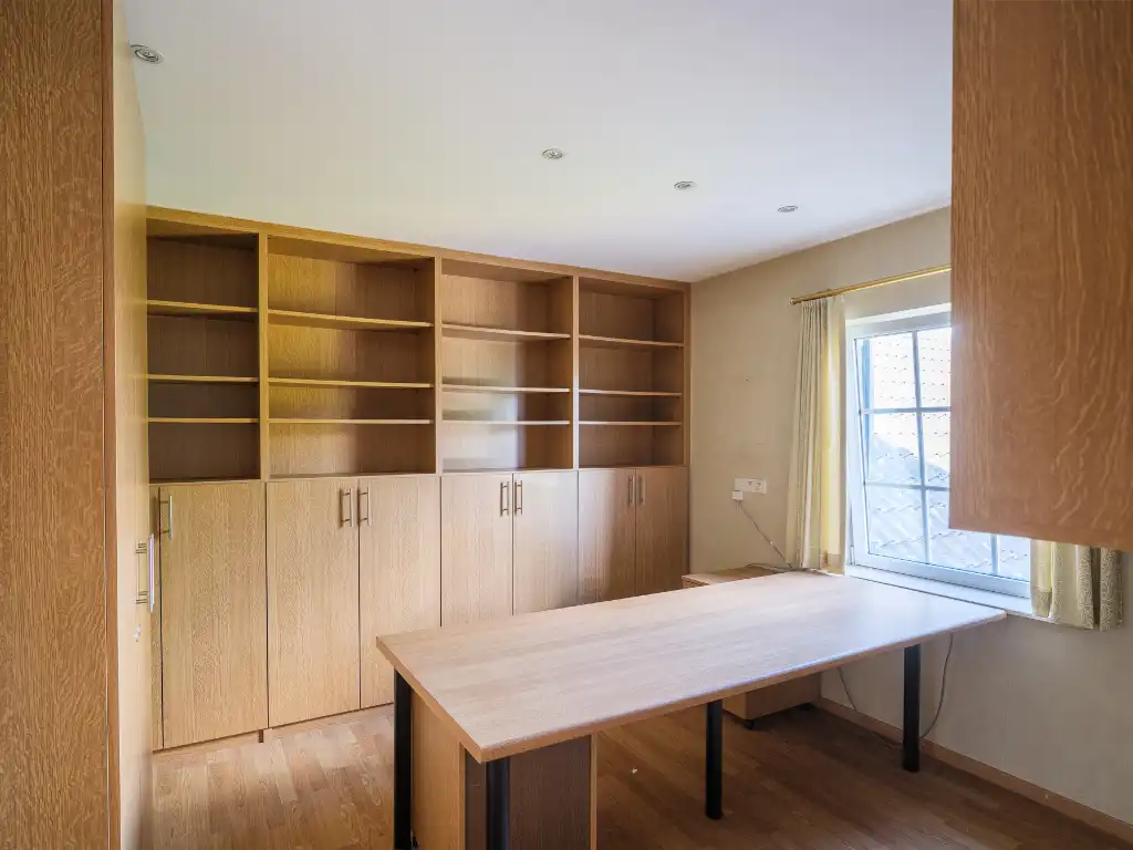 Vrijstaande villa (BJ 2001) met onder meer 6 slaapkamers, 2 badkamers en een dubbele inpandige garage foto 18