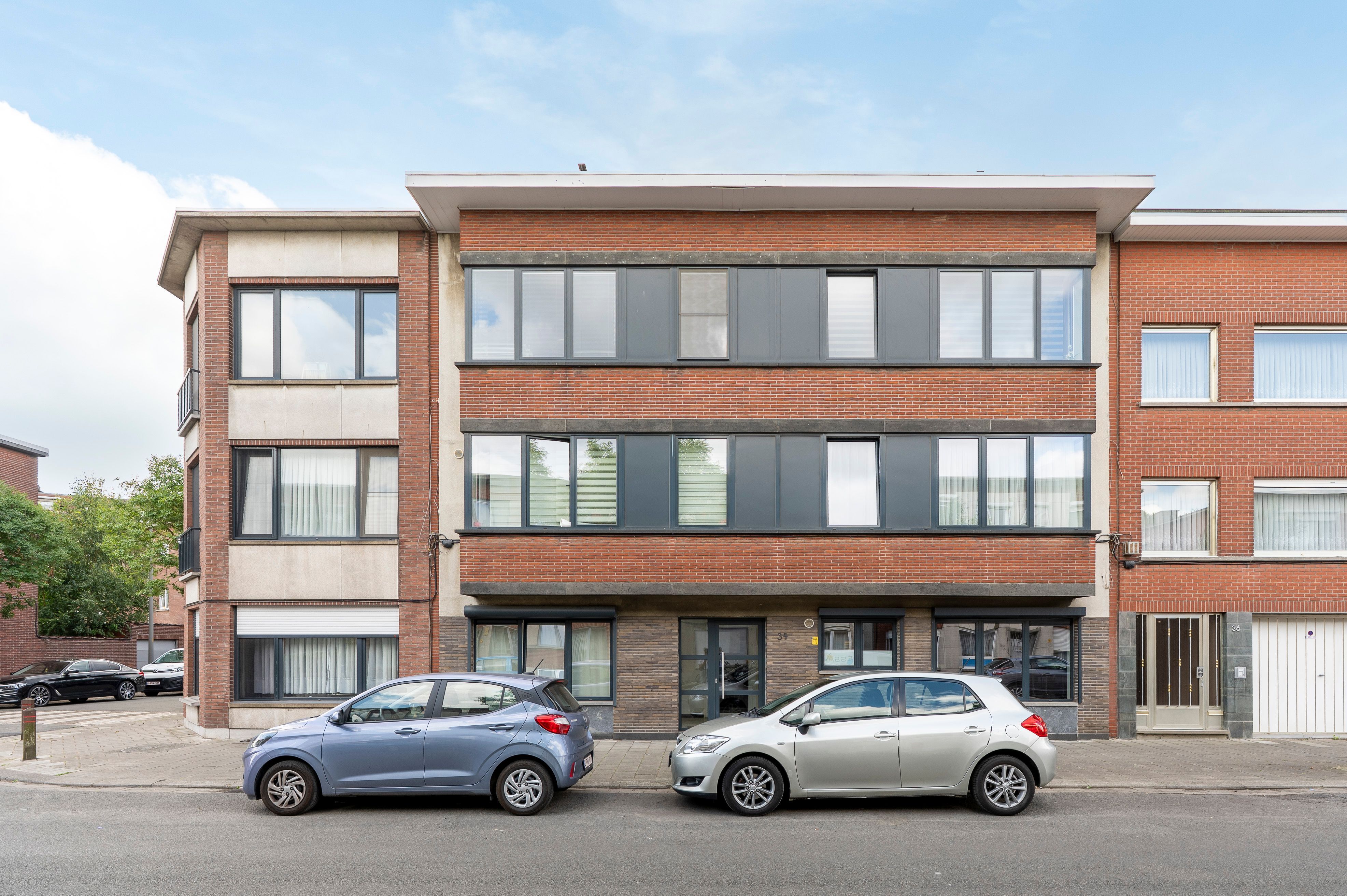 Lichtrijk twee slaapkamer appartement op centrale locatie te Merksem! foto 2