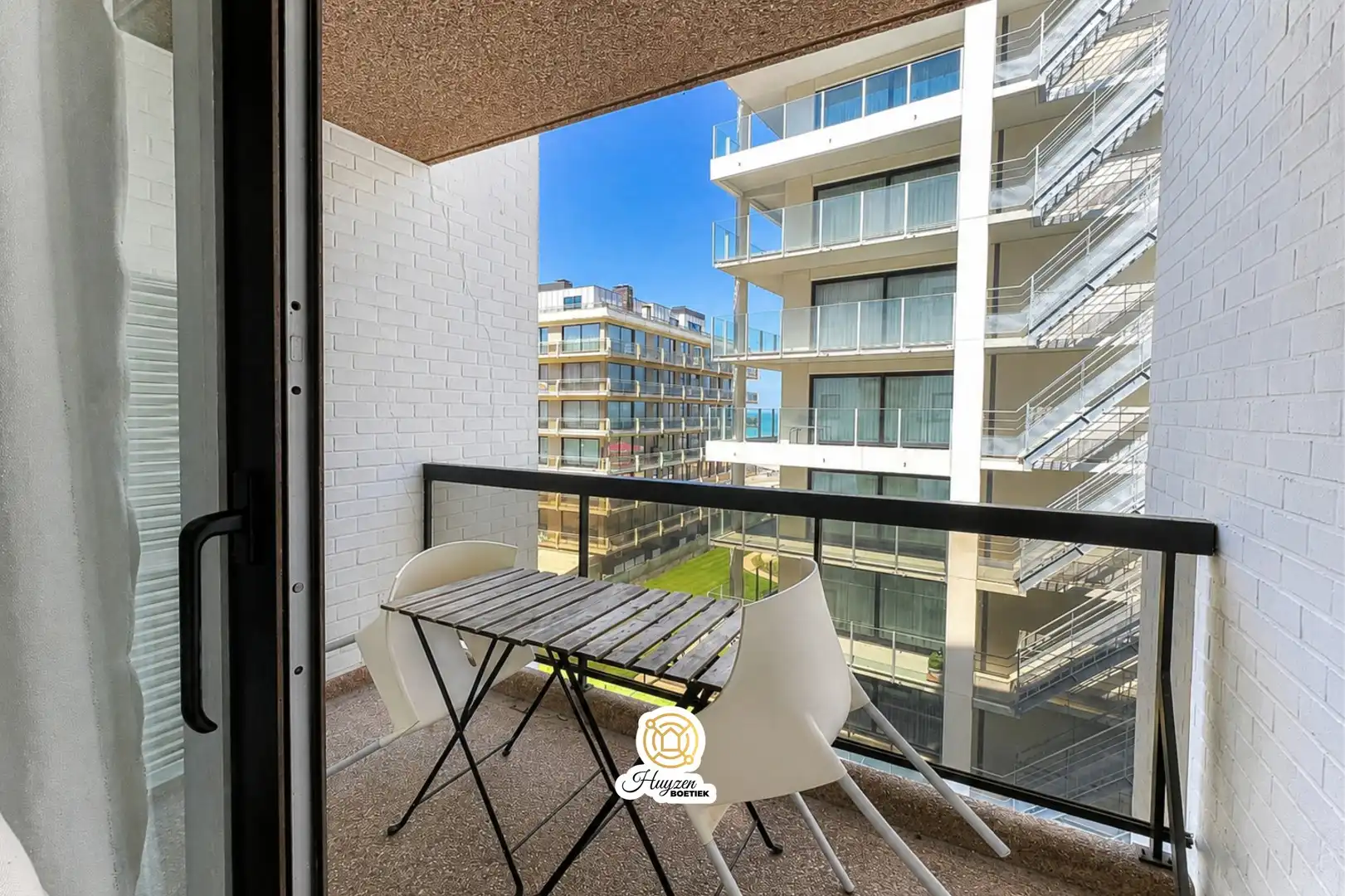 Studio te koop in De Panne | Instapklare studio met schuin zeezicht op toplocatie foto 4