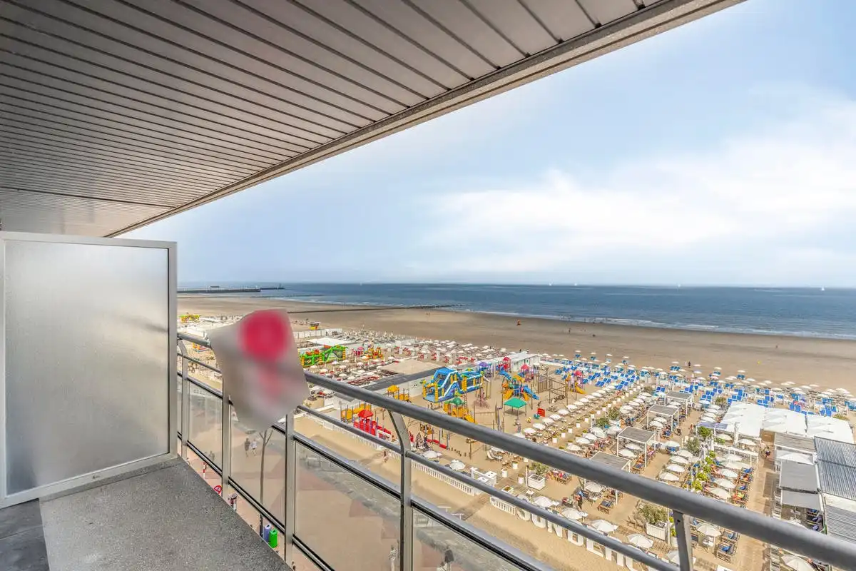 Appartement te koop in Blankenberge met frontaal zeezicht foto 6