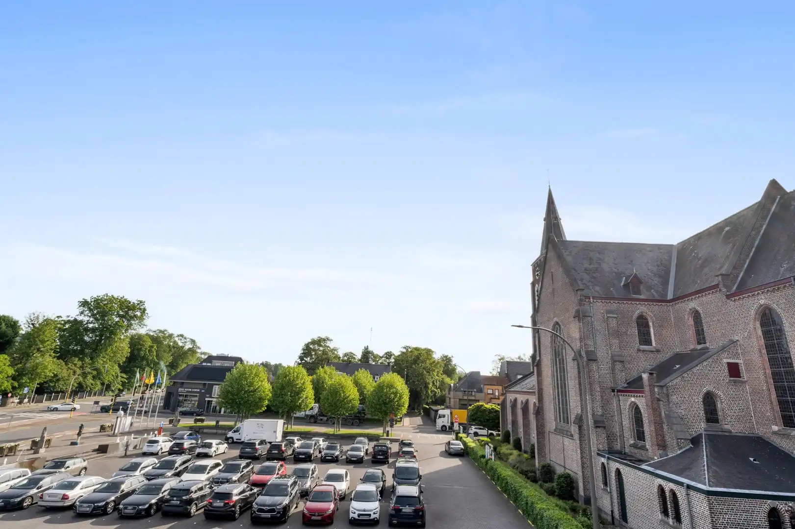 Instapklaar appartement met garagebox aan de markt van Olsene foto 3