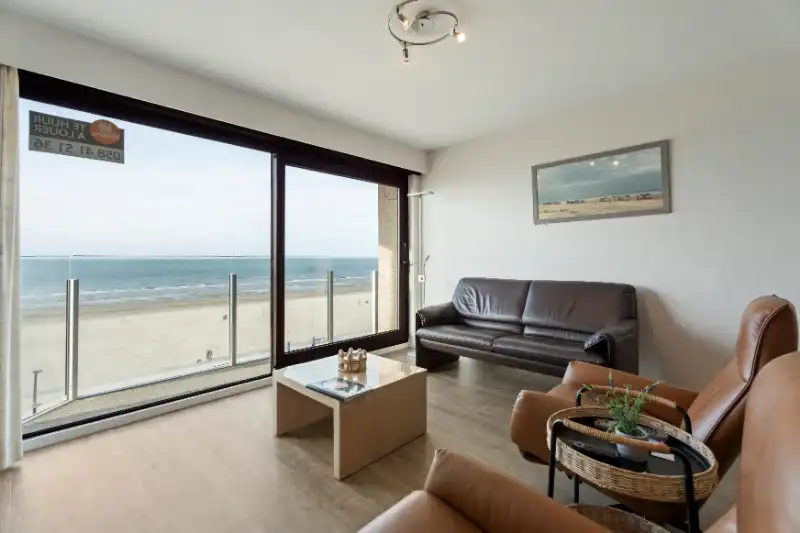 APPARTEMENT MET DRIE SLAAPKAMERS MET FRONTAAL ZEEZICHT GELEGEN TUSSEN DE ESPLANADE EN DE ZEELAAN foto {{pictureIndex}}