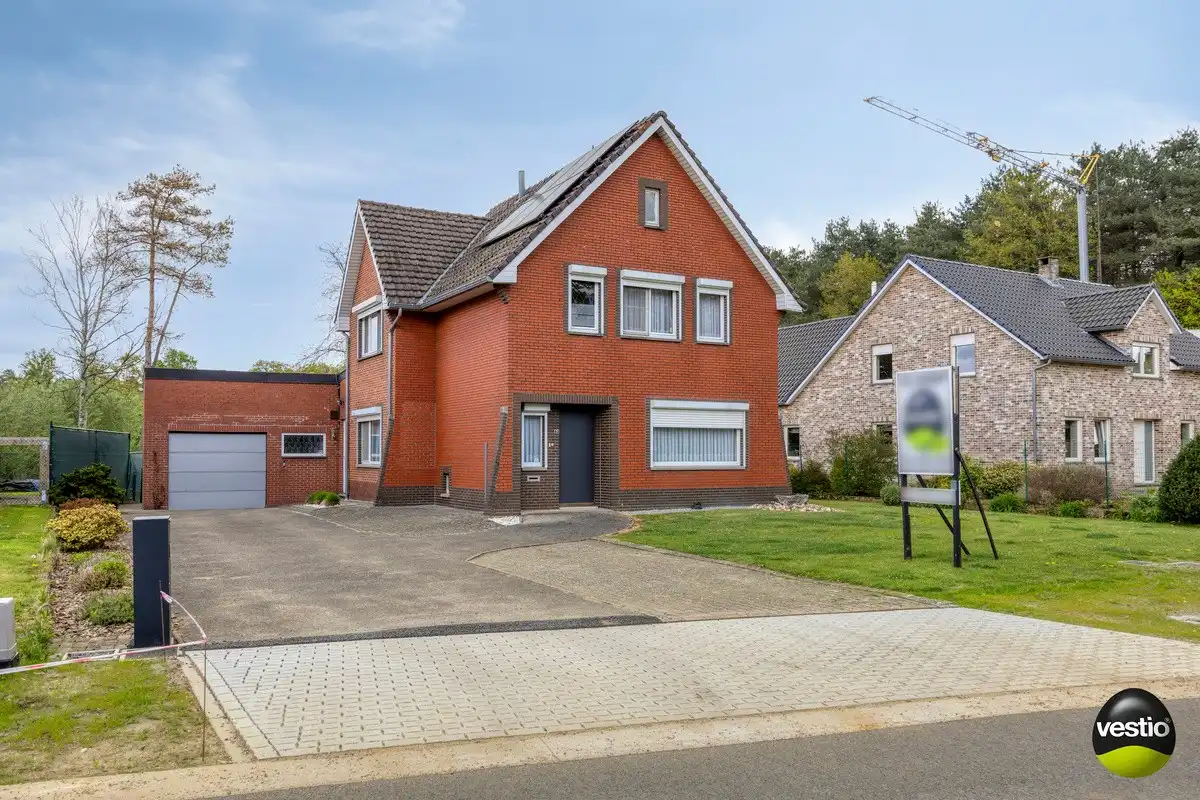 Gezinswoning met 3 slaapkamers, bureau en energiezuinige voorzieningen op toplocatie in Heusden-Zolder foto {{pictureIndex}}