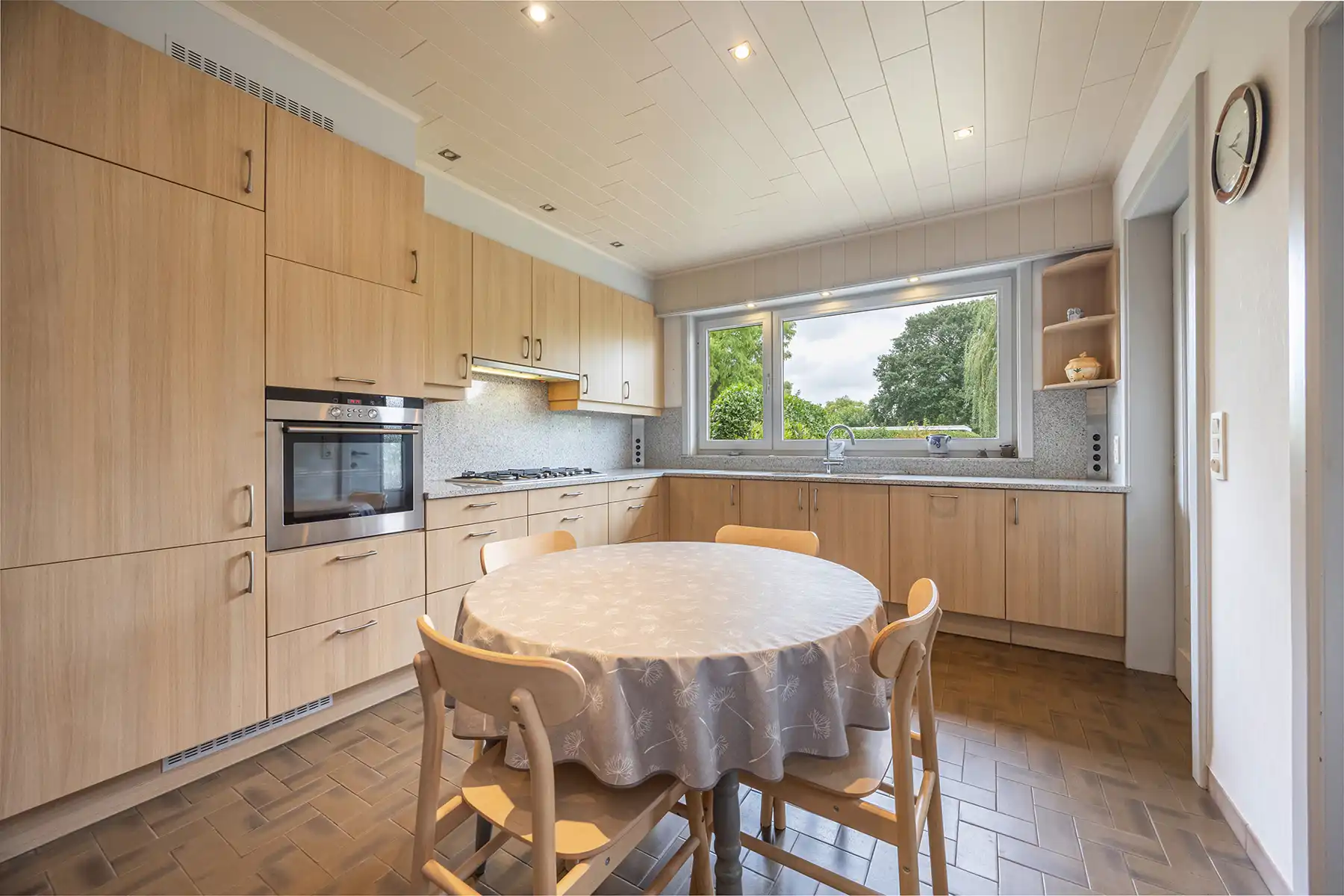 Landhuis met private tuin, vier slaapkamers en twee garages foto 6