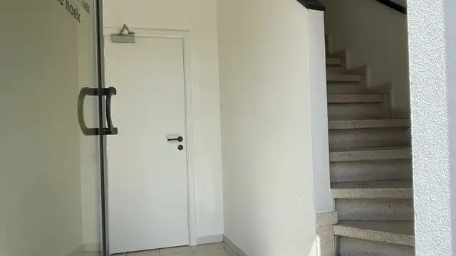 Ruim gerenoveerd appartement met 3 slaapkamers in half open bebouwing te Lier, duplex, 140m², 1 badkamer, gerenoveerd in 2026 foto 2