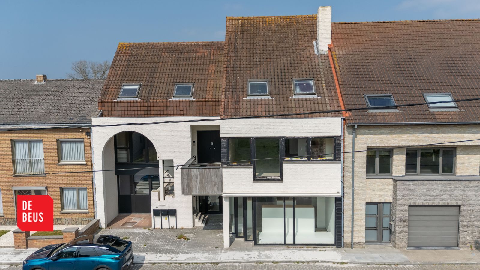 Grote eigendom met winkel, 2 appartement én prachtige loods foto 5