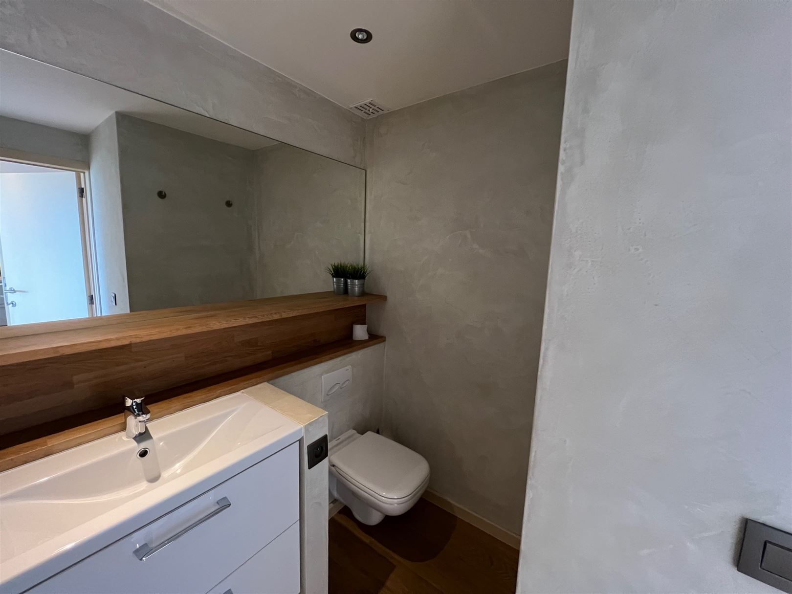 Supergrote gerenoveerde studio incl. parking met uniek uitzicht foto 14