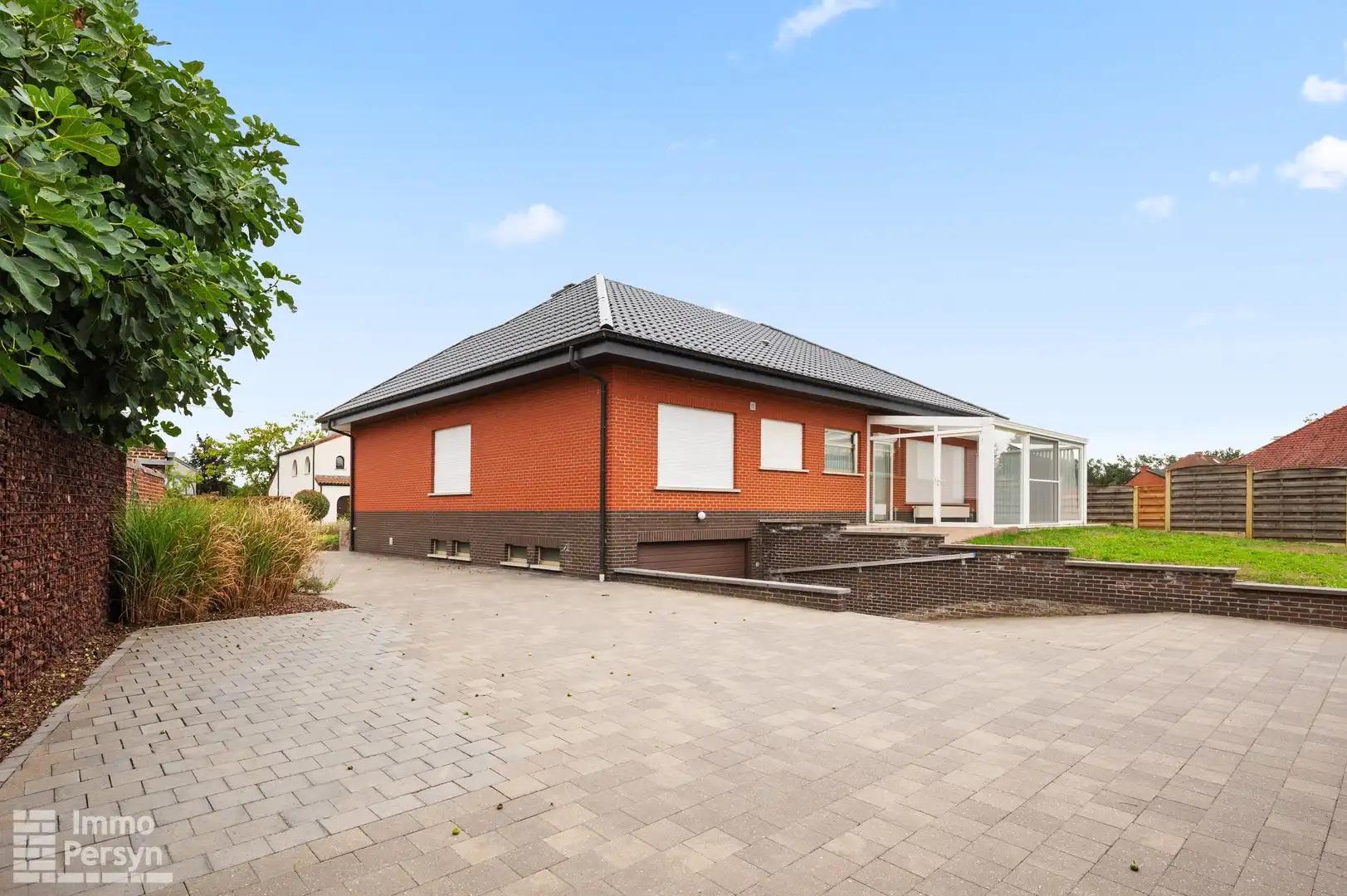Vrijstaande bungalow met bijgebouw op een riant perceel foto 2