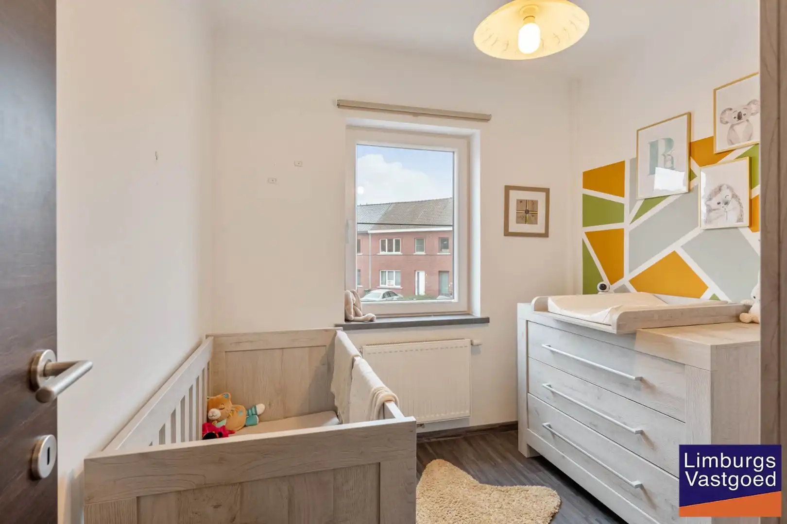 Stadswoning met 4 slpk, zuidgerichte tuin en garage, nabij kleine ring, station en Vredespark foto 16