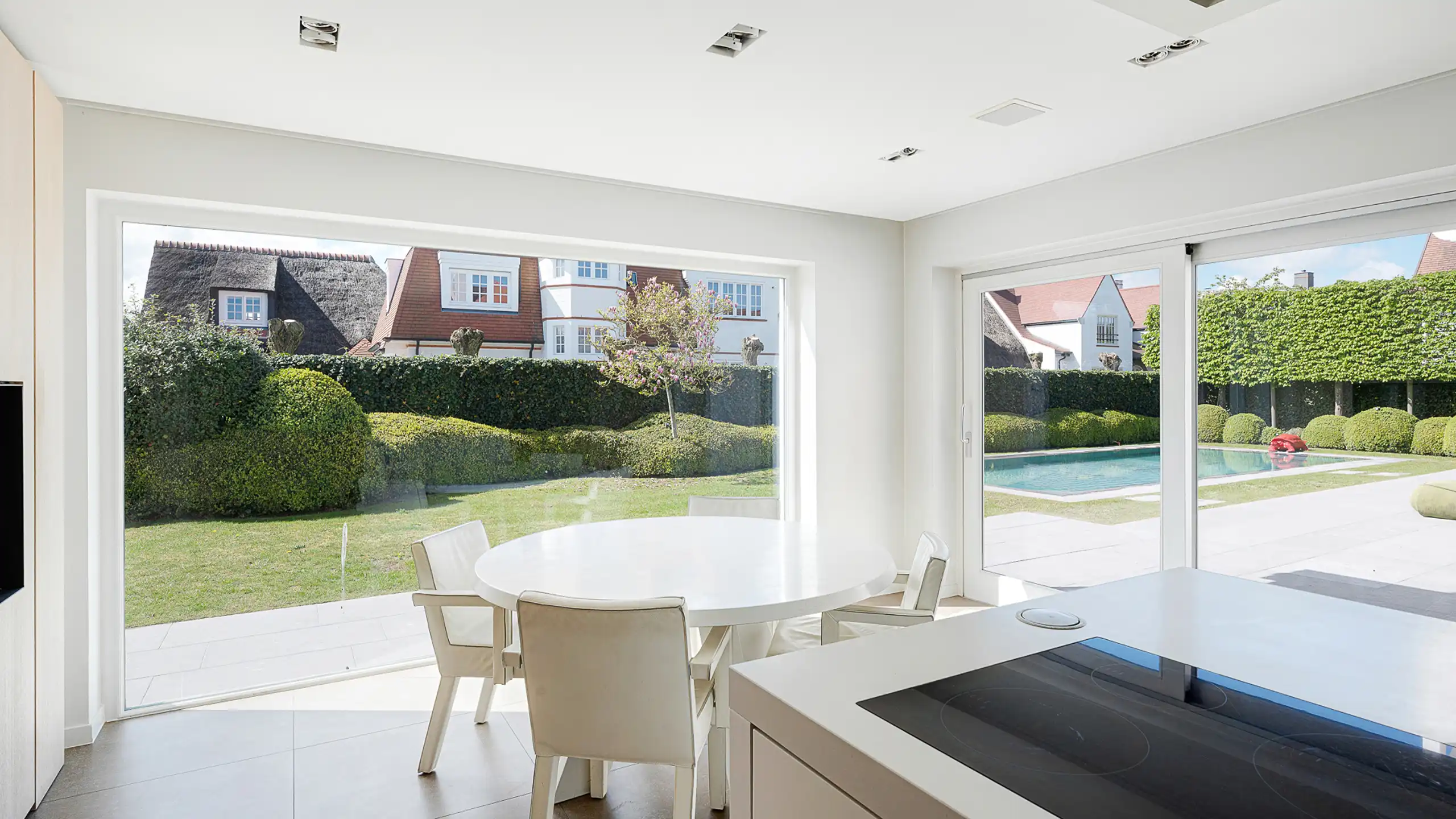 Exclusieve villa met zwembad op een residentiële topligging foto 17