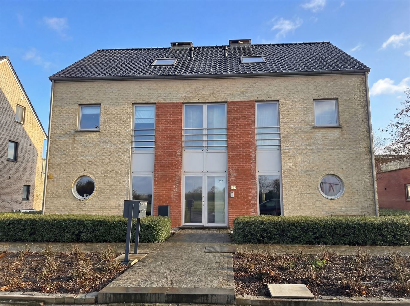 Ruim duplexappartement met 2 slaapkamers, terras, autostaanplaats en kelderberging. foto 21