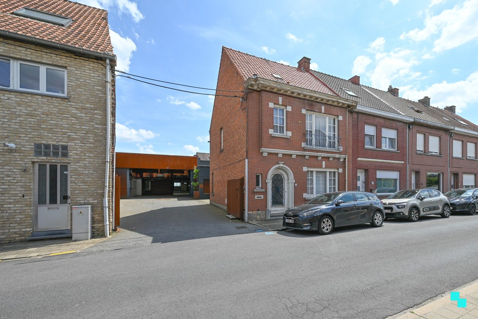 Te renoveren woning met magazijn op zichtlocatie in Izegem foto {{pictureIndex}}