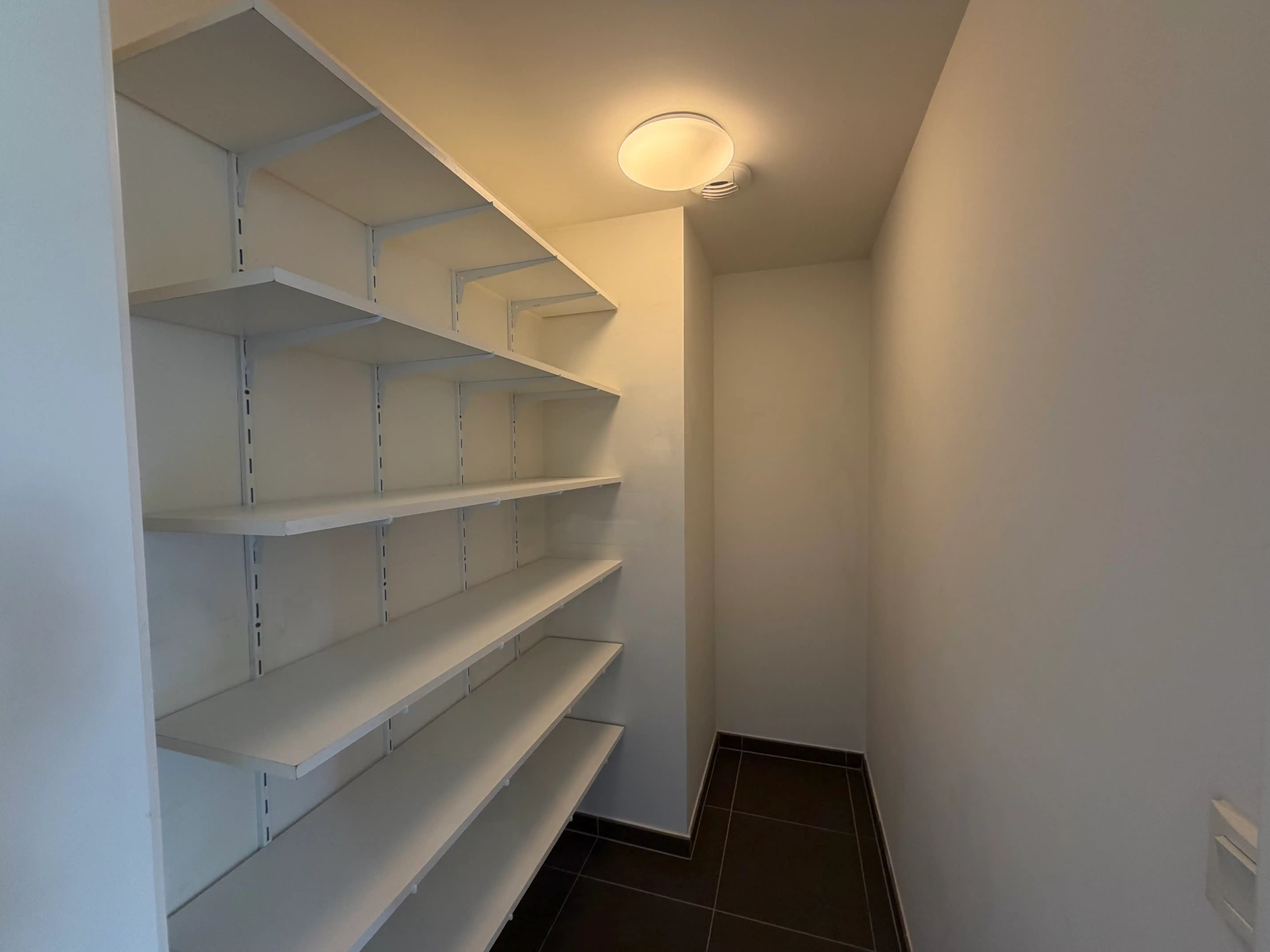 Instapklaar appartement met twee slaapkamers en garage foto 9