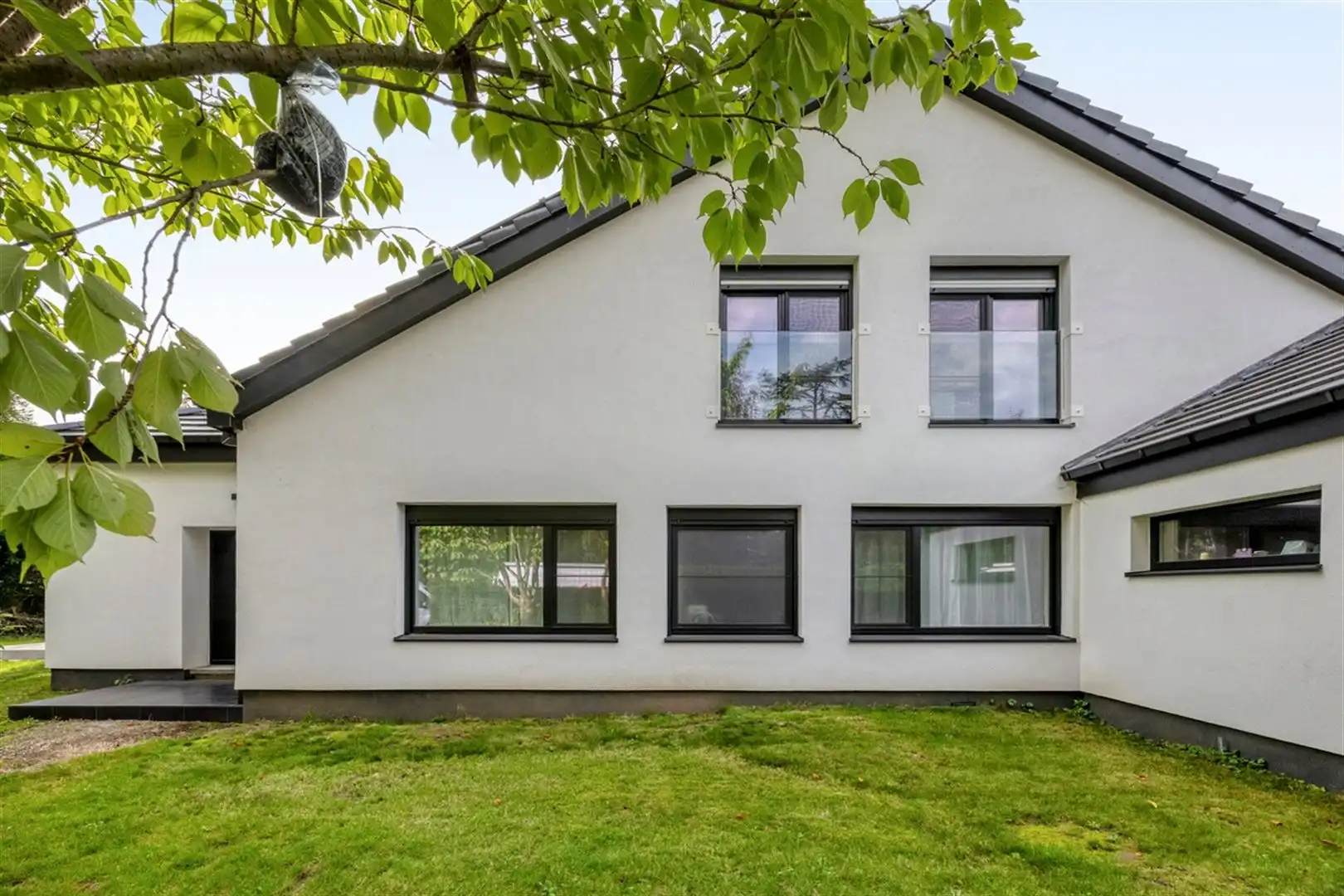 Gerenoveerde, energiezuinige villa met 6 slaapkamers. foto 2