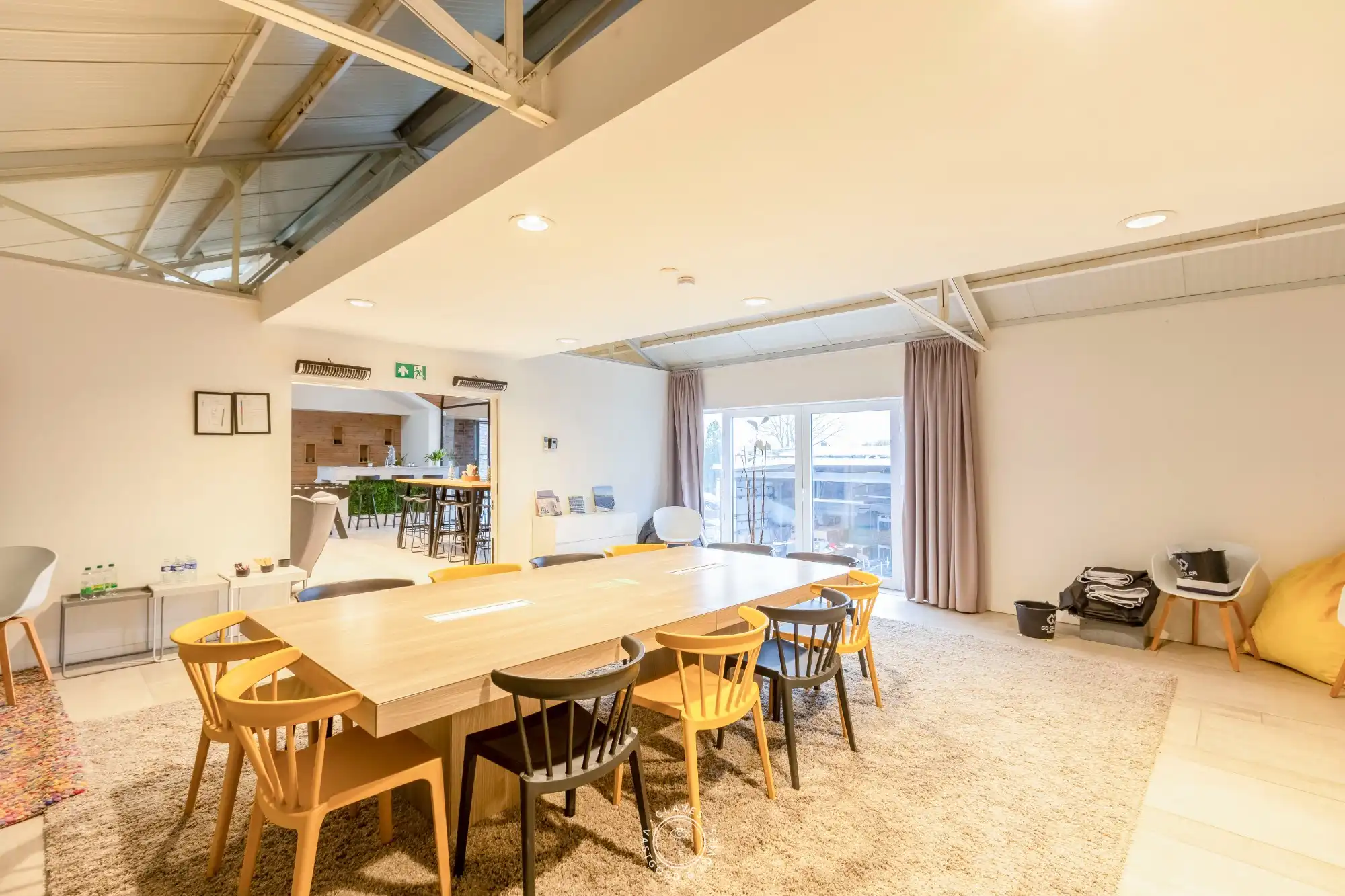 Multifunctioneel kantoorgebouw met magazijnen foto 16