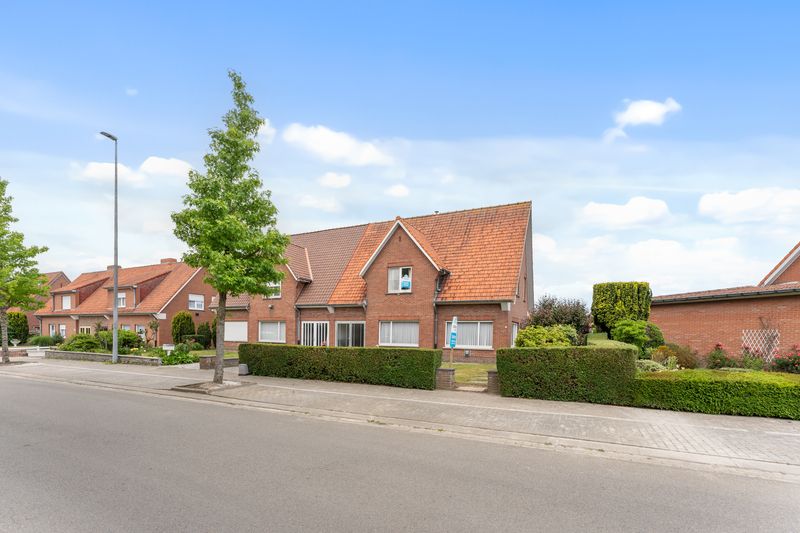 Hoofdfoto van de publicatie: Centrum Roeselare-Beveren : Karaktervolle halfopen bebouwing met groot perceel in rustige wijk opp.782 m².