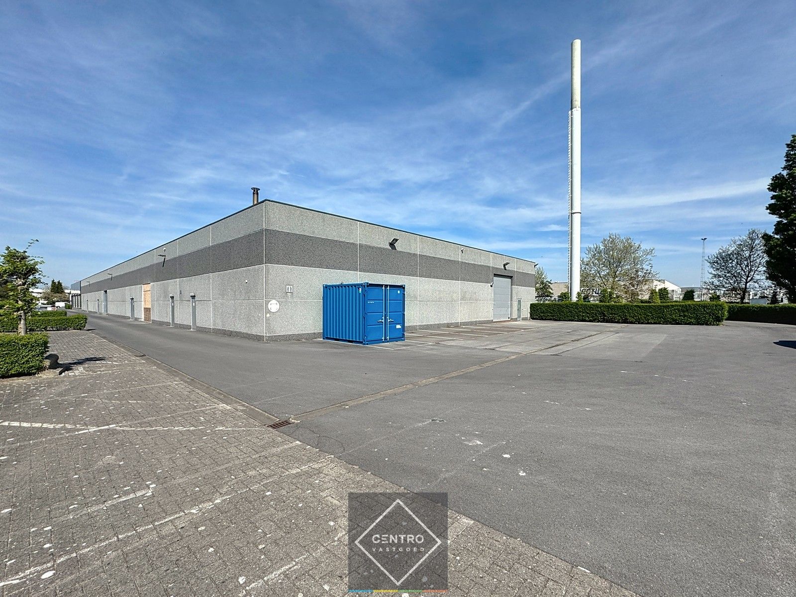 Instapklare HANDELSRUIMTE (1.200m²) met opslagmogelijkheden langs De Torhoutsesteenweg (achter "Juntoo") te Oostende! Gemeenschappelijke parkeermogelijkheid rondom de gebouwen! foto {{pictureIndex}}
