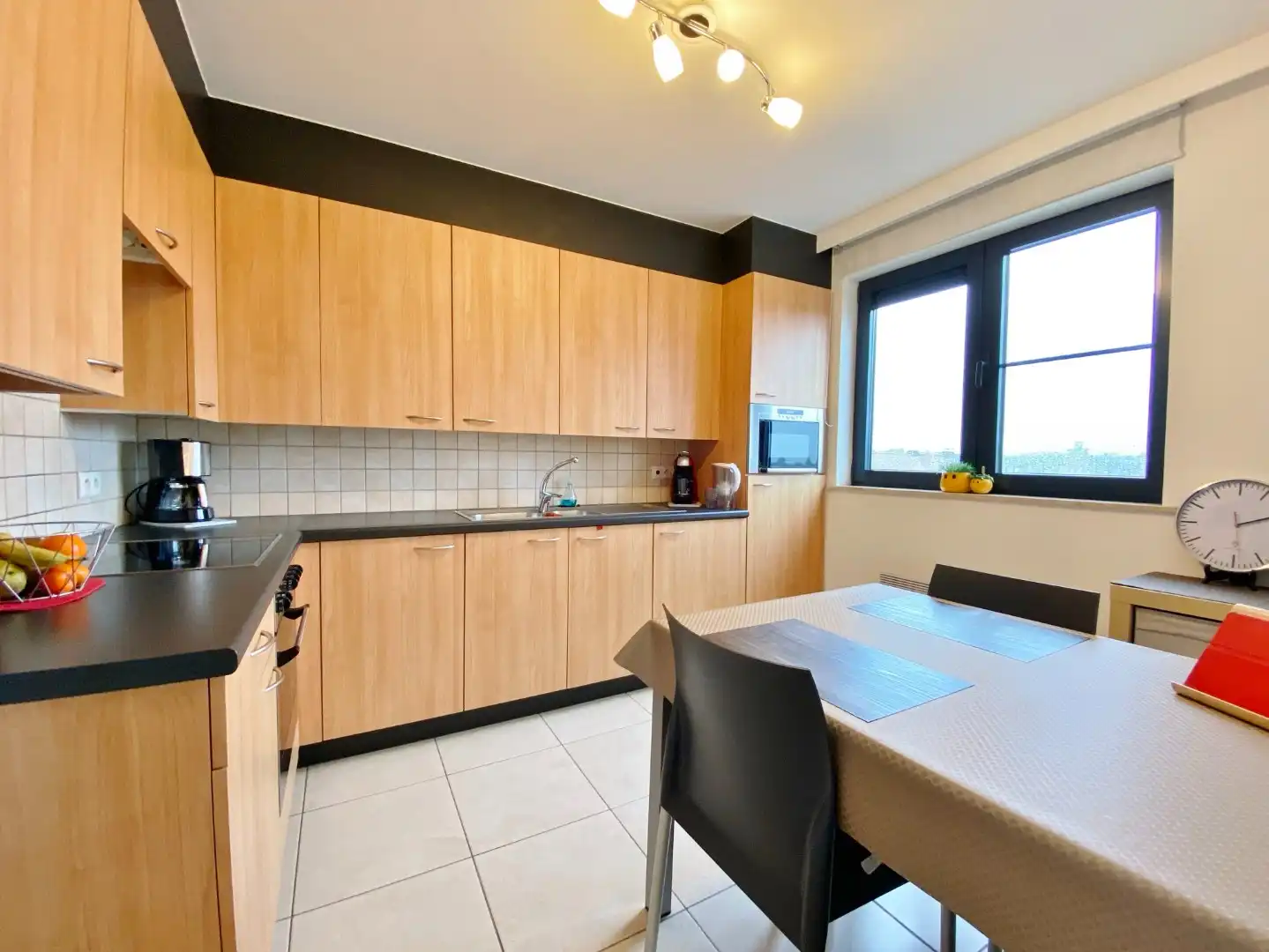 Lichtrijk appartement met zonnig terras en garage foto 5