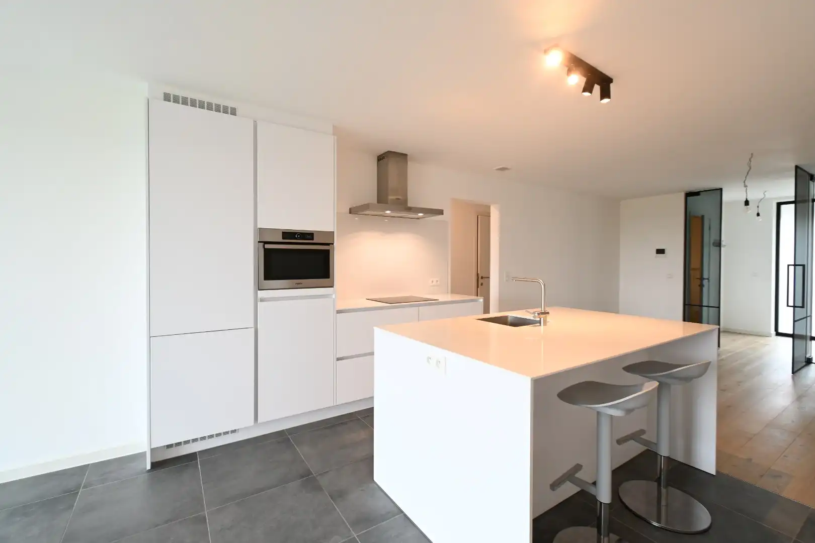 Knap recent appartement met 2 slaapkamers en mooi uitzicht + autostandplaats foto 17