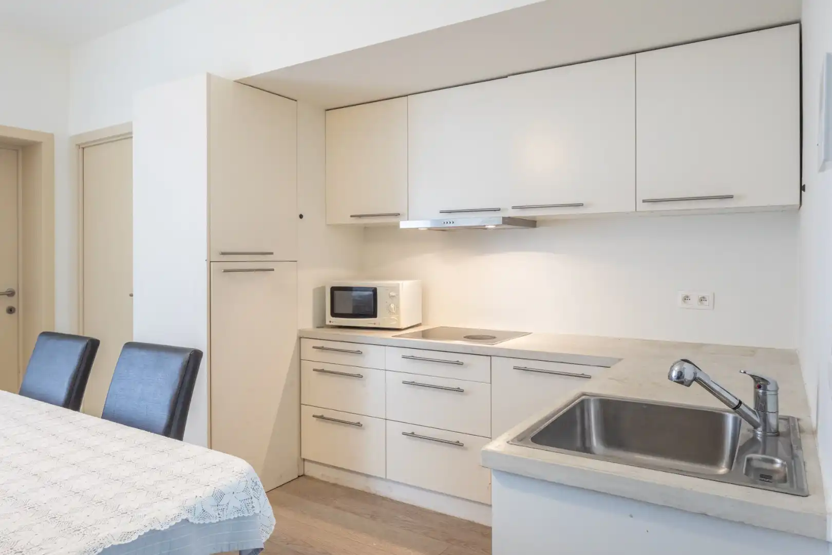 Opportuniteit ..reeds 2 gerenoveerde appartementen en in TOP staat!! foto 24