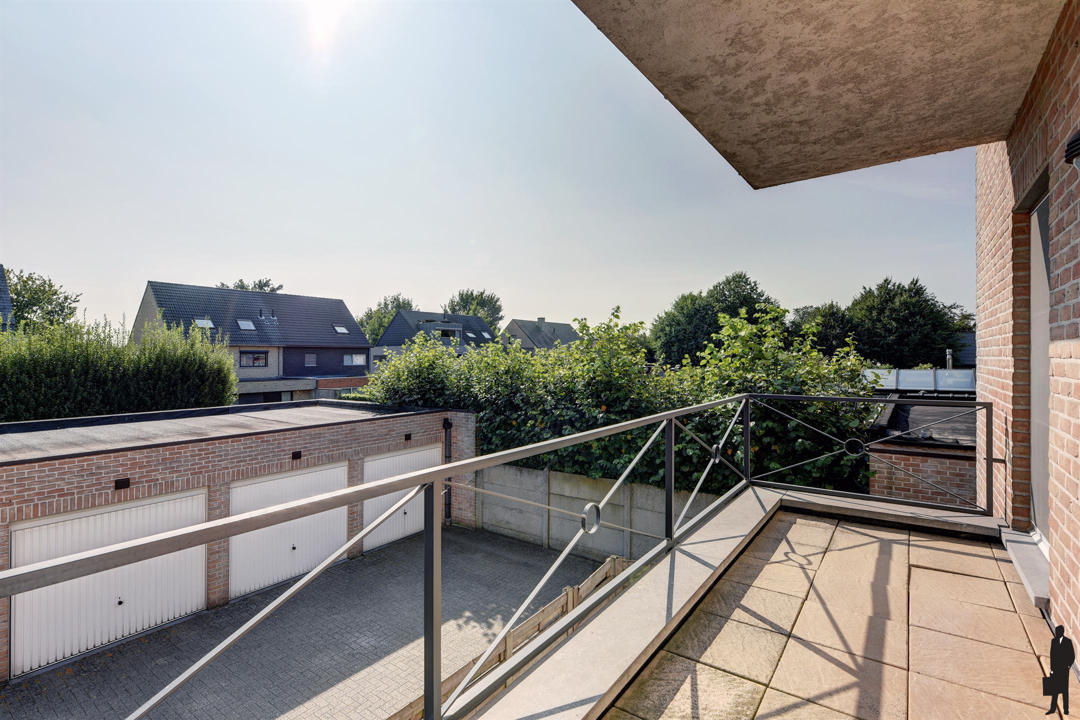 Ruim 3-slaapkamerappartement met terras en garagebox foto 10