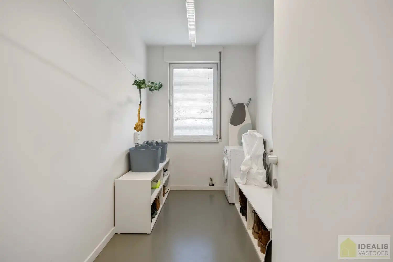 STATIG, STRAK EN UITERST RUIM COMPLEX MET HOOGSTAANDE AFWERKING EN OOG VOOR DETAIL. MOMENTEEL VOORZIEN VAN 3 SLAAPKAMERS, RIANTE LEEFRUIMTES ÉN UNIEKE LANDSCAPE KANTOORRUIMTES OP RESIDENTIËLE DOCH GUNSTIGE LOCATIE!! Dit exclusieve complex omvat maar liefst +-400m² netto bewoonbare oppervlakte! Kenmerkend aan dit statige pand is de unieke voorgevel die bezet is met keramische kunst van Pieter Stockmans. Gelegen op een residentiële locatie in een rustige woonstraat doch op enkele minuten van het centrum van Genk! foto 31