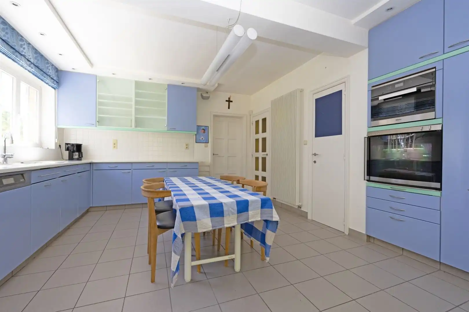Tijdloze villa in het groen nabij de stad foto 11