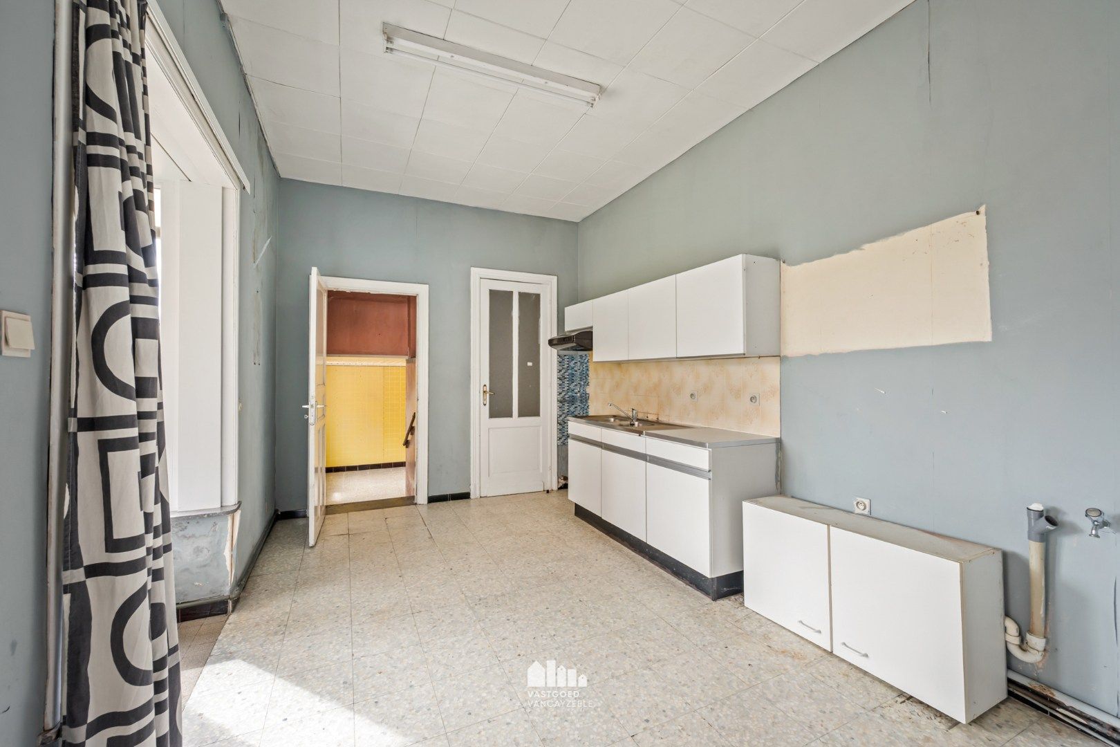 Te renoveren herenwoning met zonnige tuin en garage in hartje Ieper foto 8