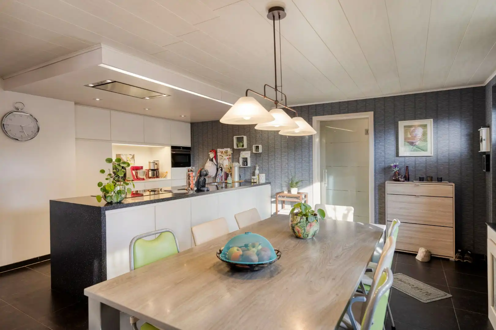 Ruim ingedeelde woning met o.a. 4 slpks op een rustig gelegen perceel van 1.069 m². foto 9