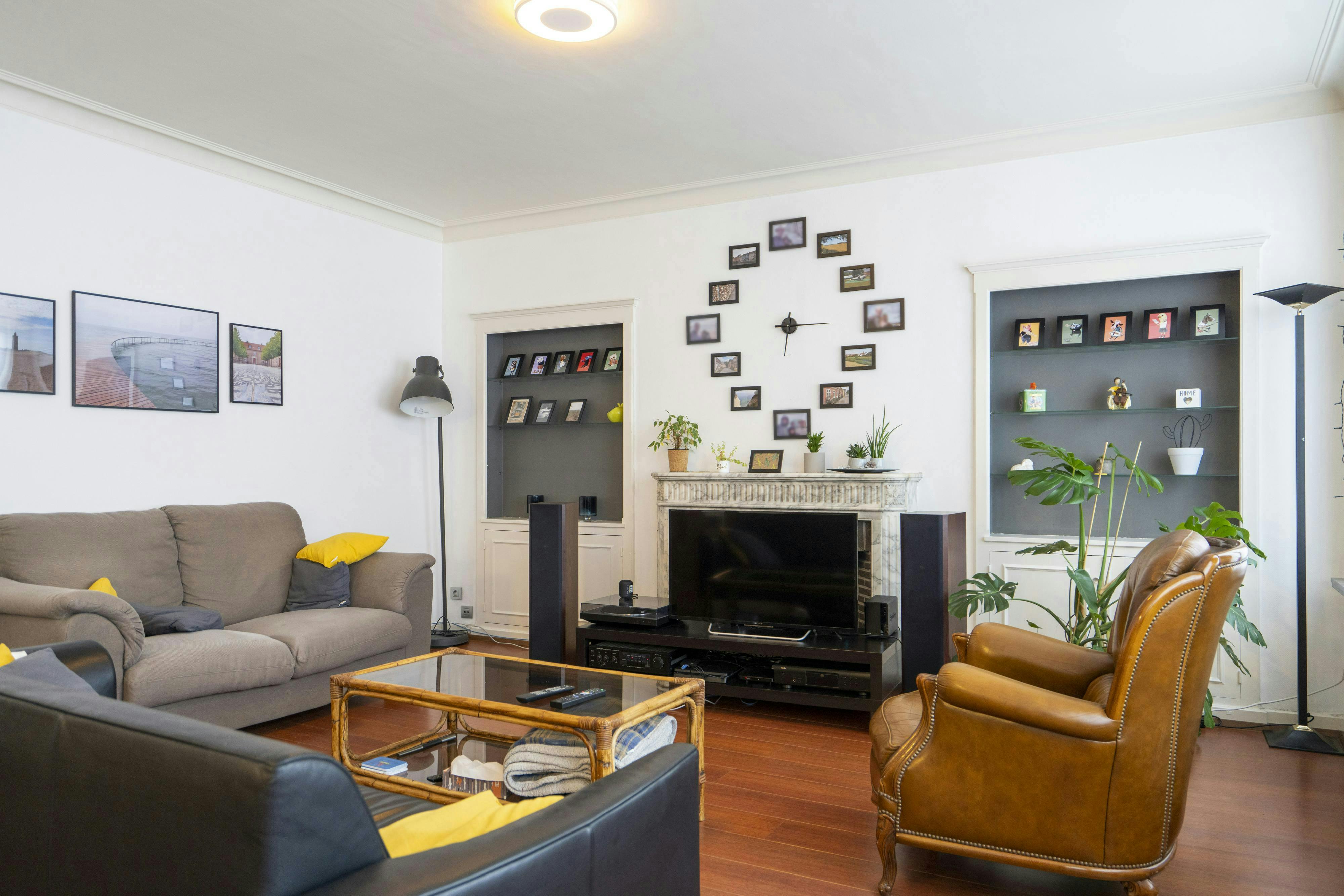 Ruim appartement met 2 slaapkamers in hartje Kortrijk foto {{pictureIndex}}