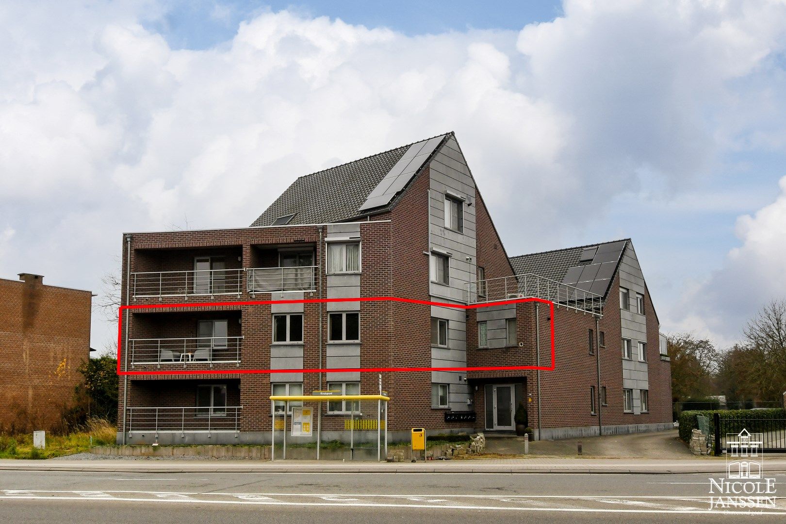 Verzorgd appartement van 135 m² op de eerste verdieping met autostandplaats en kelder foto 1