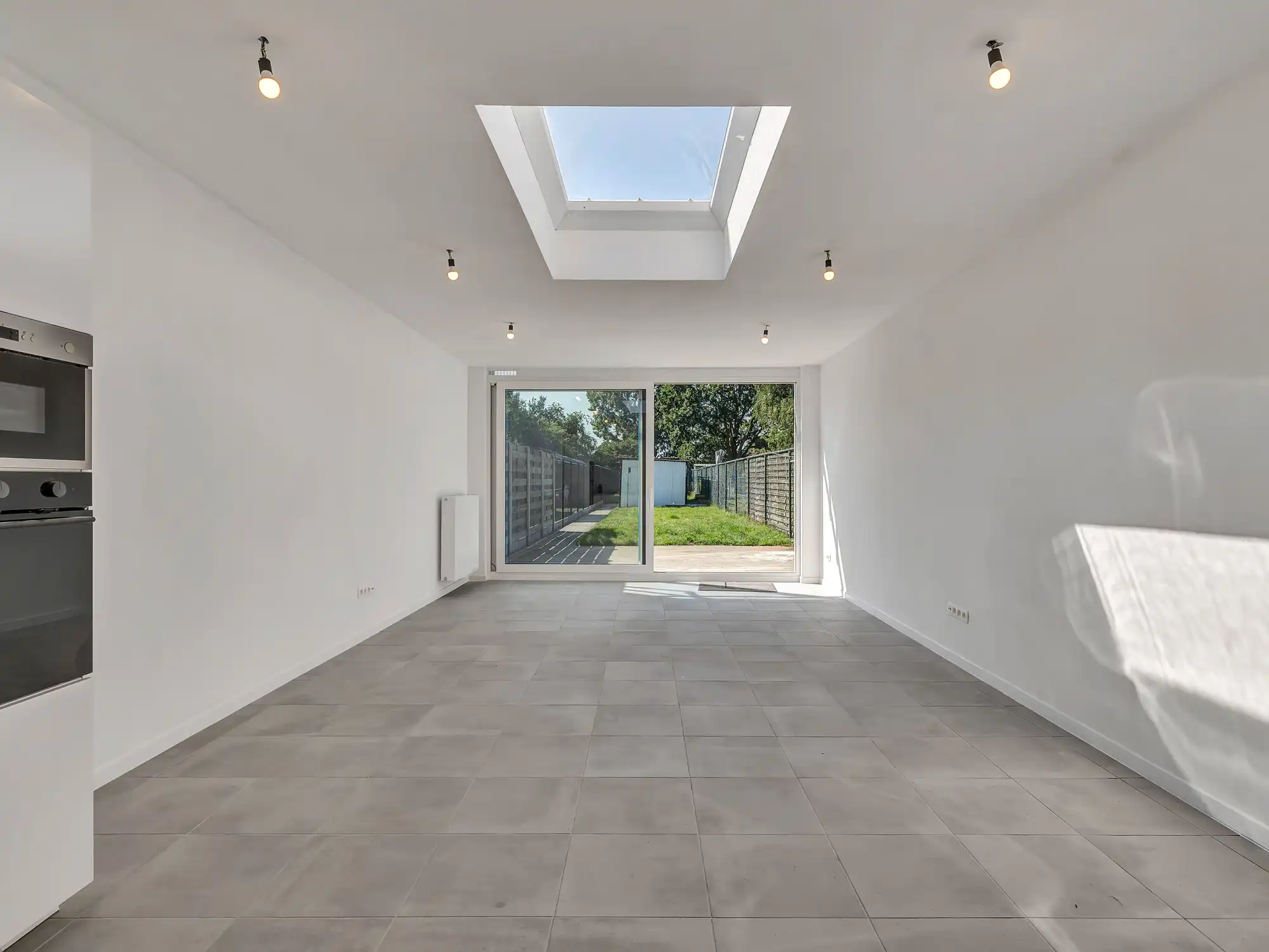 Gerenoveerde woning met ruime tuin en privéparking foto 3