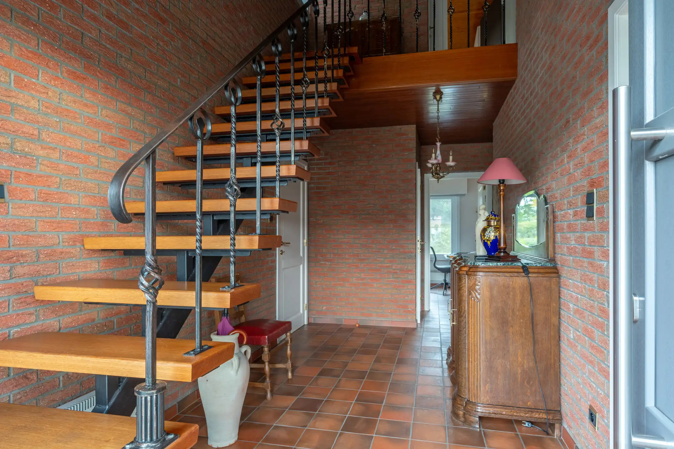Gunstig gel. instapklare woning op mooi perceel van 1.000 m² foto 3