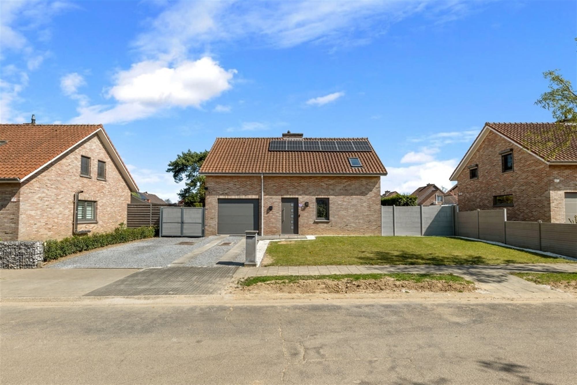 GEZELLIGE GEZINSWONING MET GARAGE OP EEN TOPLOCATIE IN ZEPPEREN  foto {{pictureIndex}}